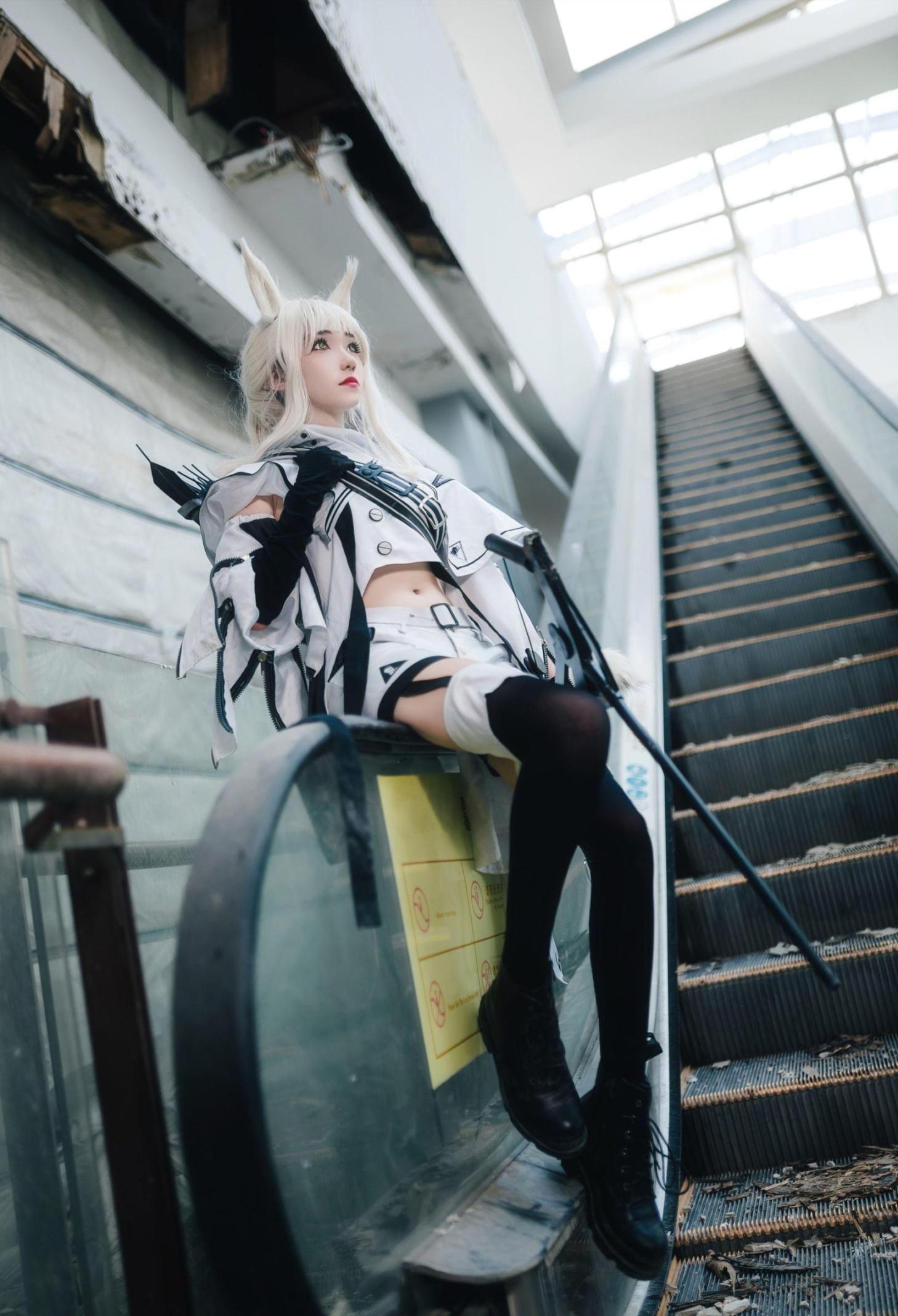 [网络美女] 南桃Momoko 白金常服高清手机美女壁纸13P