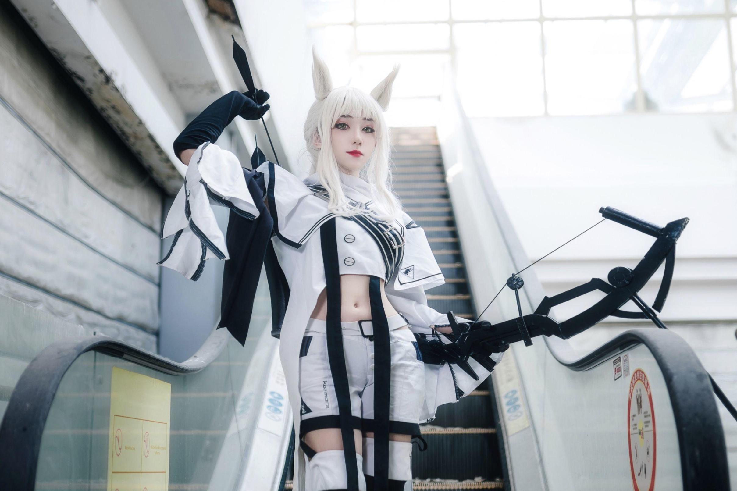 [网络美女] 南桃Momoko 白金常服高清手机美女壁纸10P