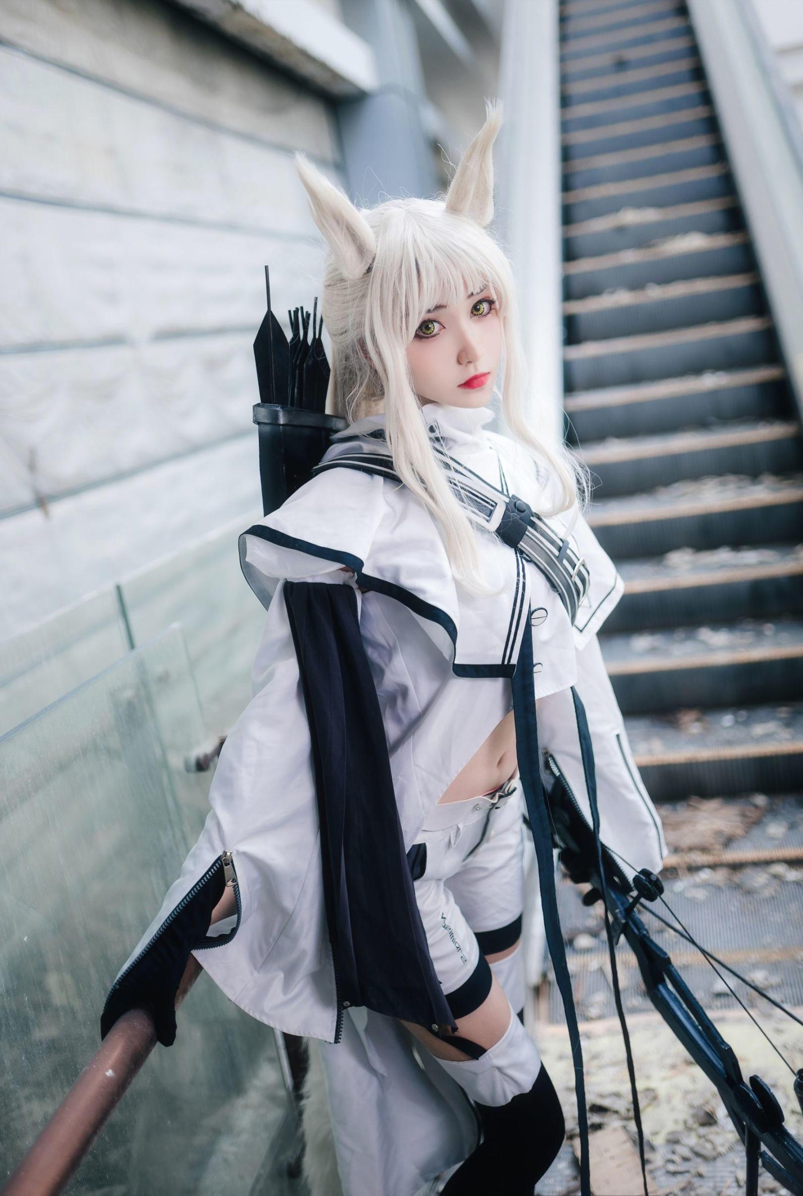 [网络美女] 南桃Momoko 白金常服高清手机美女壁纸15P