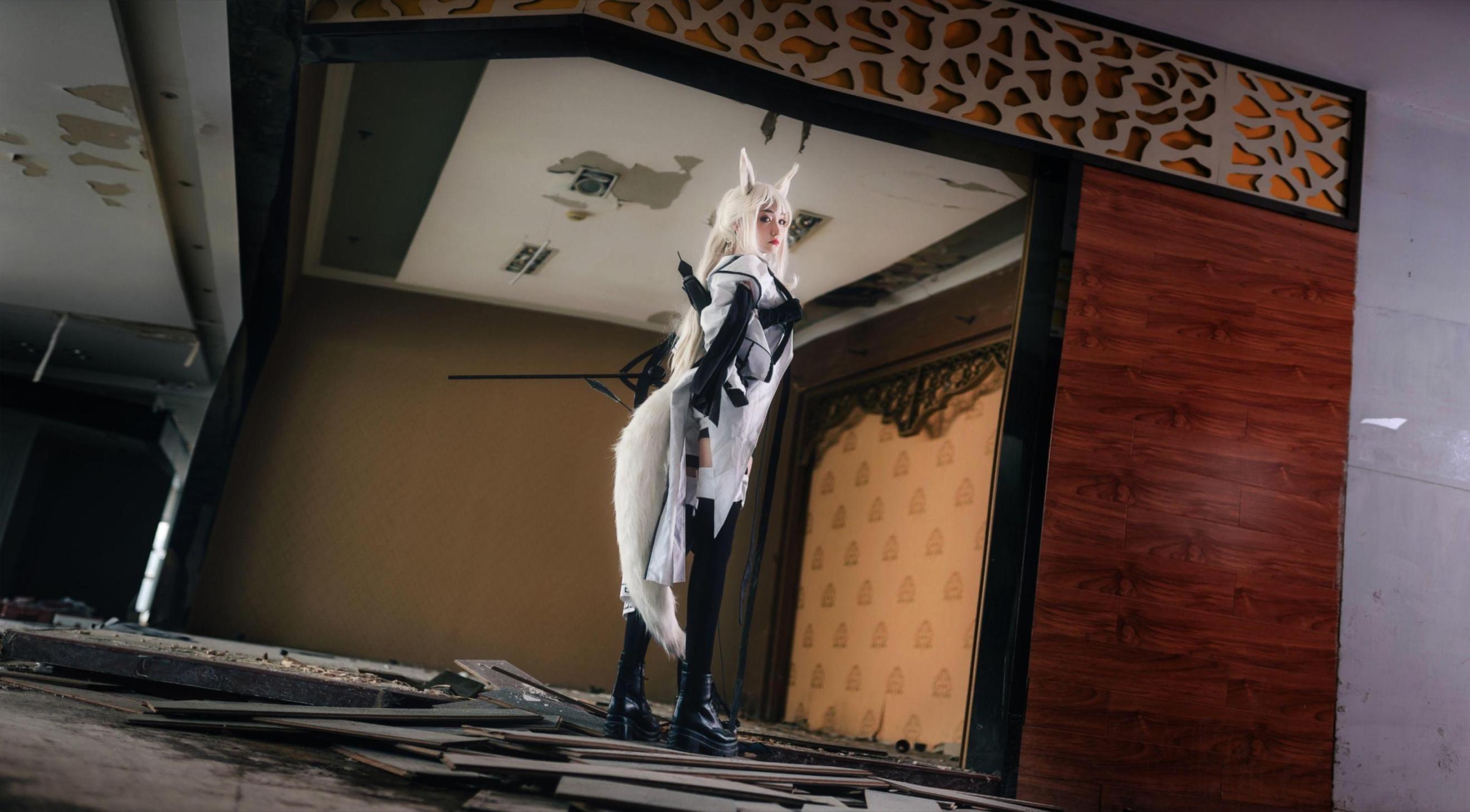 [网络美女] 南桃Momoko 白金常服高清手机美女壁纸8P