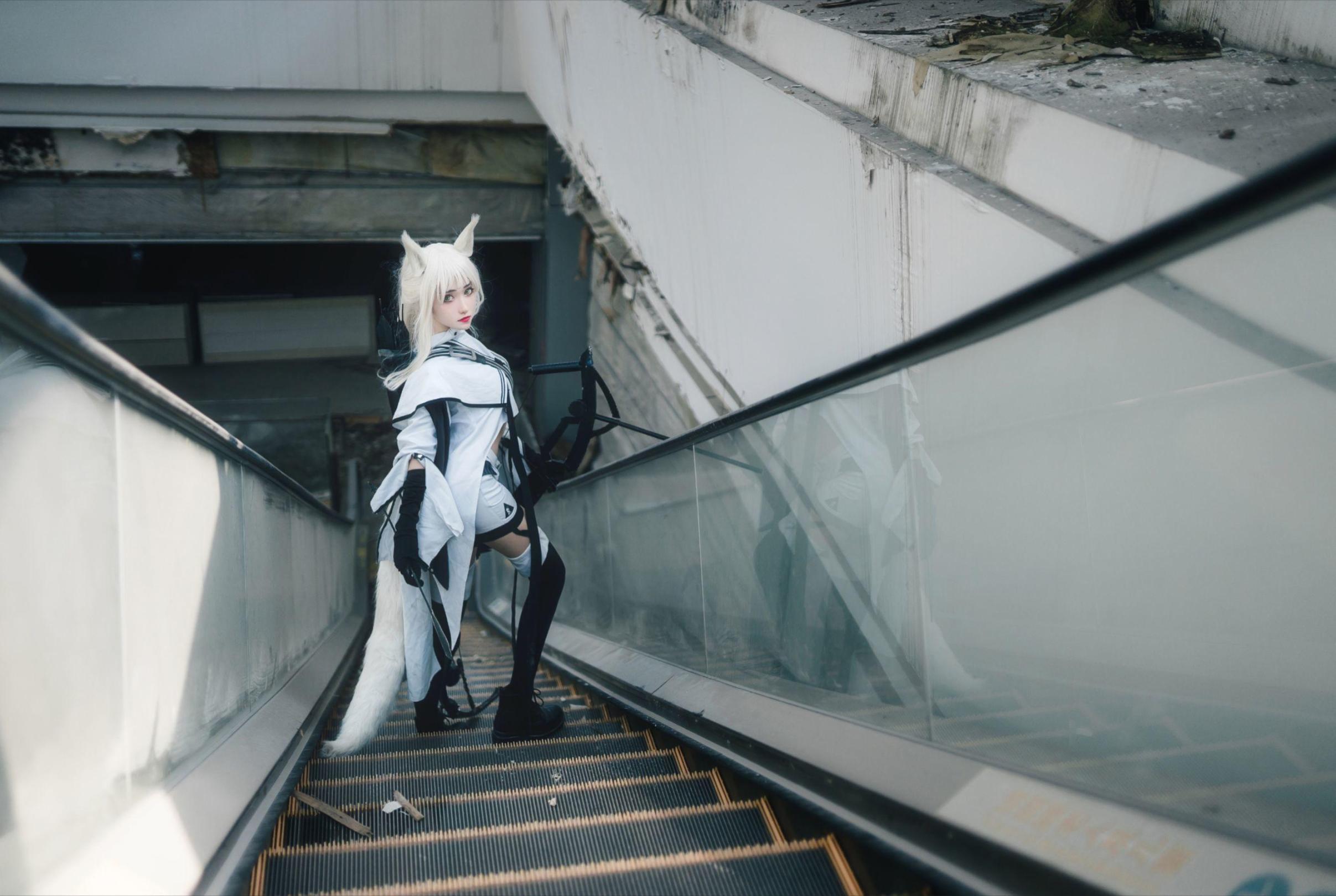 [网络美女] 南桃Momoko 白金常服高清手机美女壁纸5P