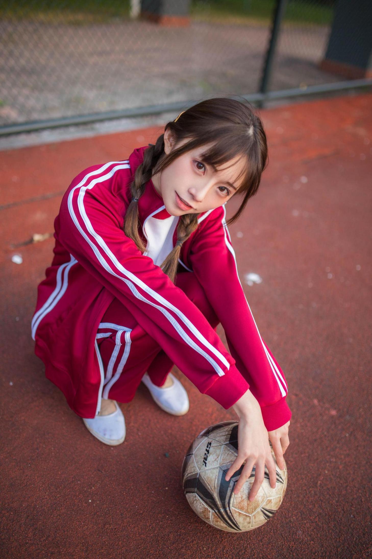 [网络美女] 绮太郎 红色运动服女孩高清手机美女壁纸10P