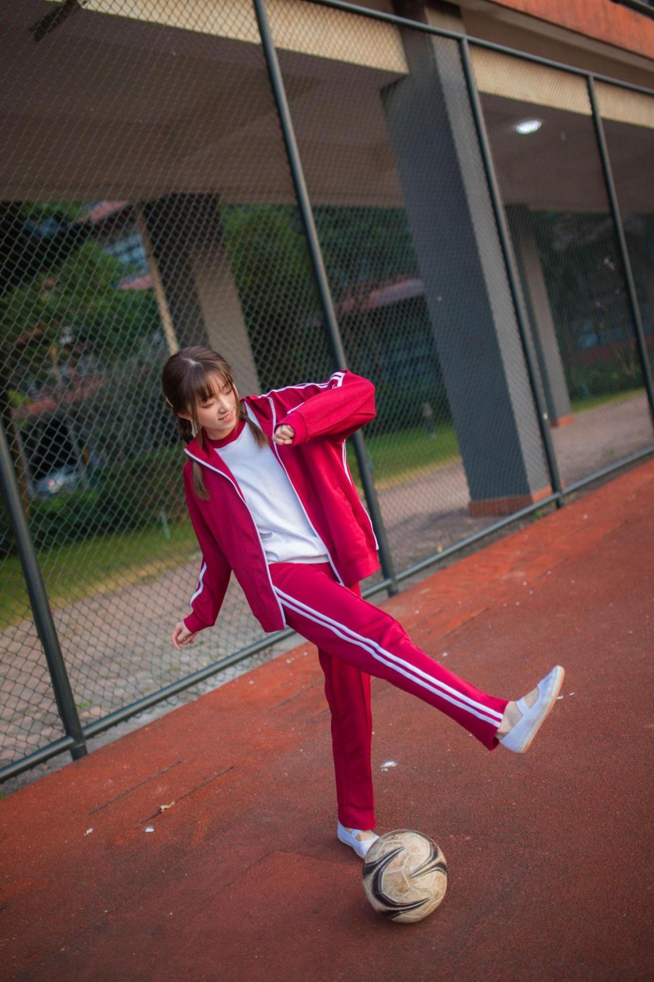 [网络美女] 绮太郎 红色运动服女孩高清手机美女壁纸9P