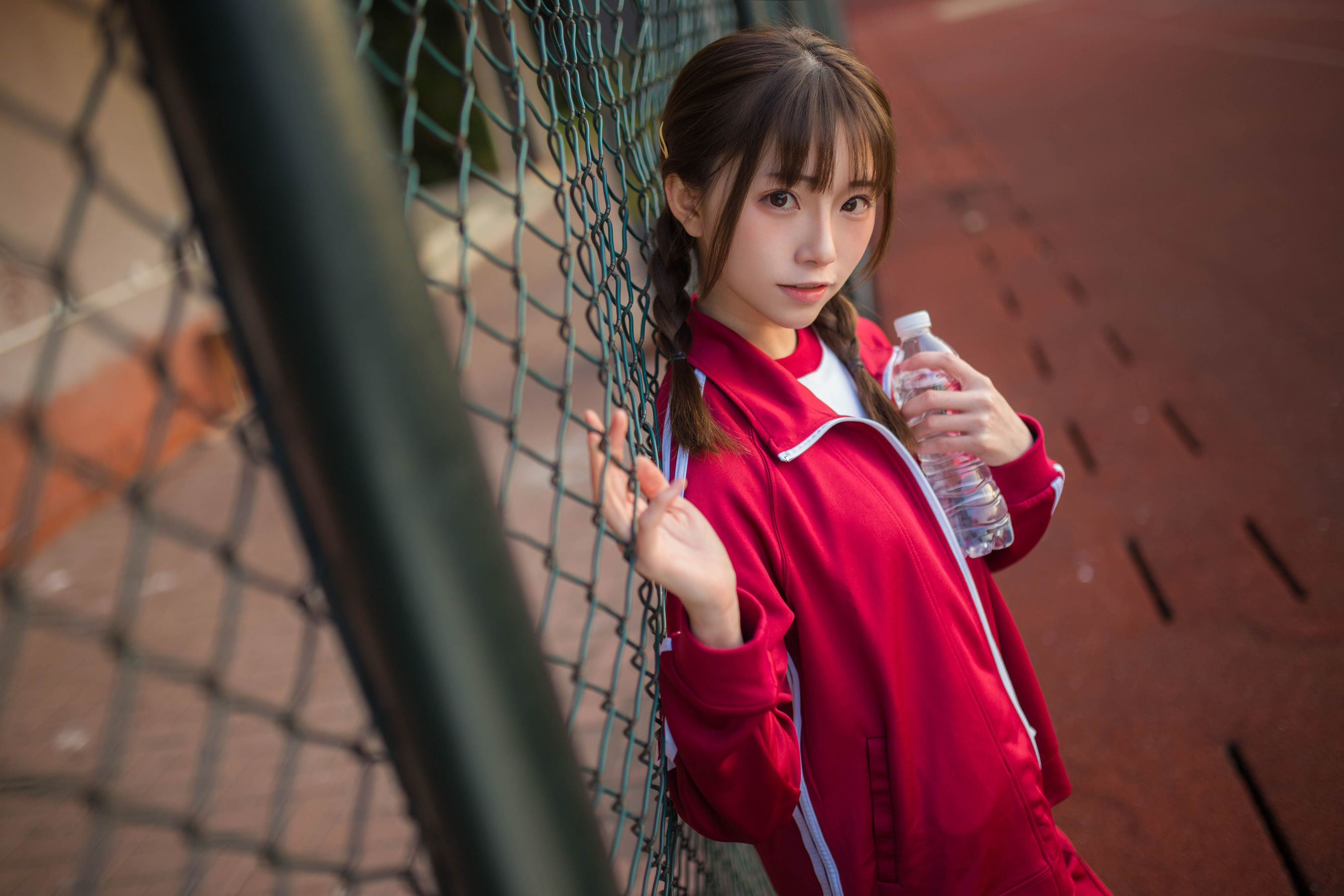 [网络美女] 绮太郎 红色运动服女孩高清手机美女壁纸3P