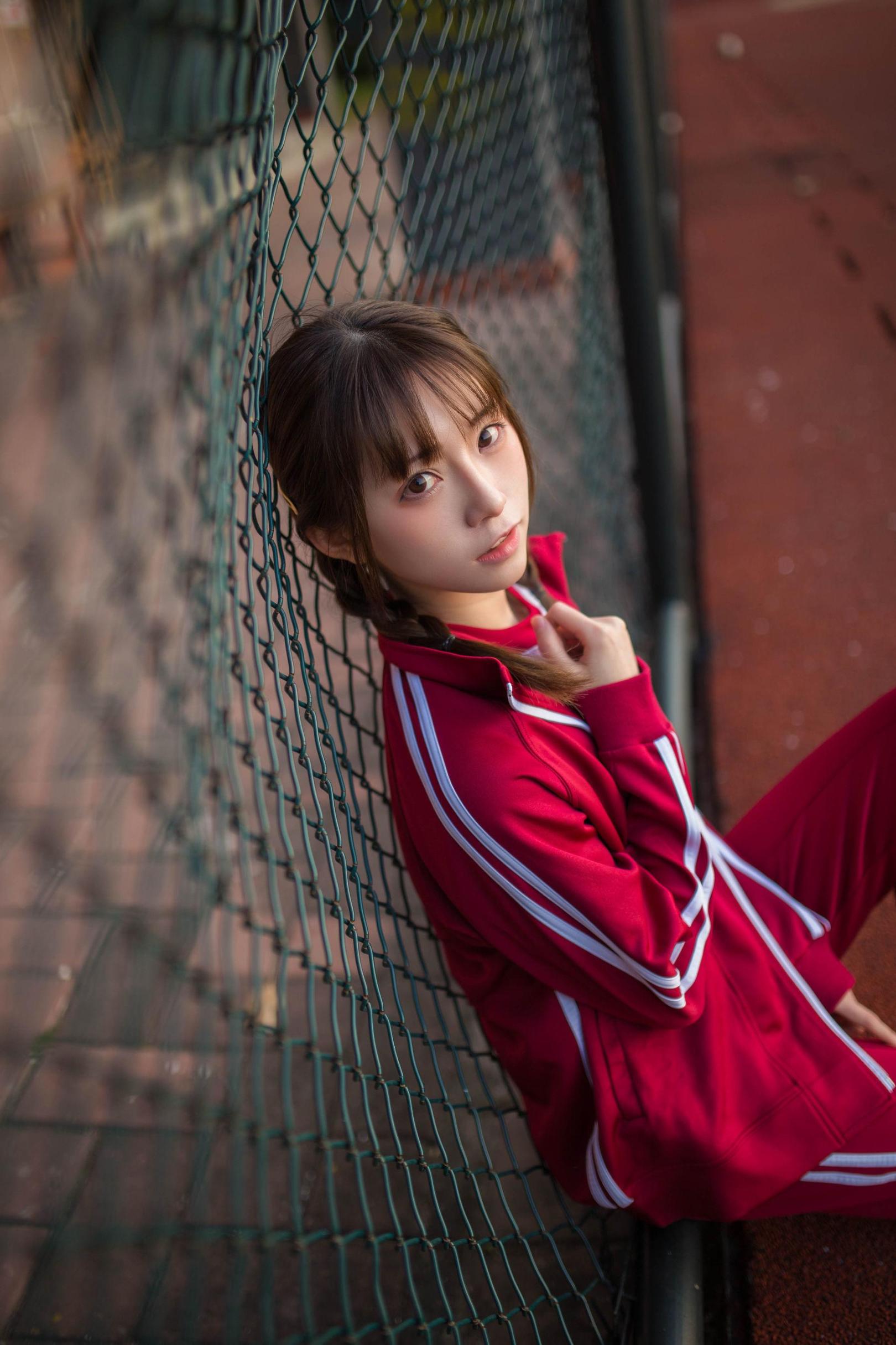 [网络美女] 绮太郎 红色运动服女孩高清手机美女壁纸8P