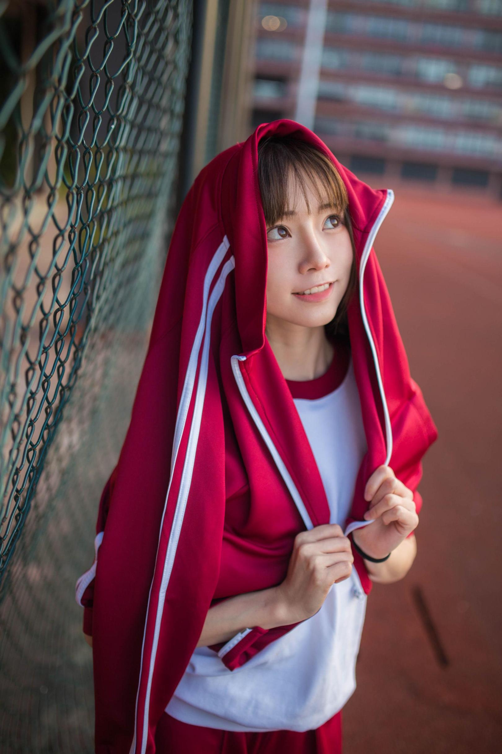 [网络美女] 绮太郎 红色运动服女孩高清手机美女壁纸5P