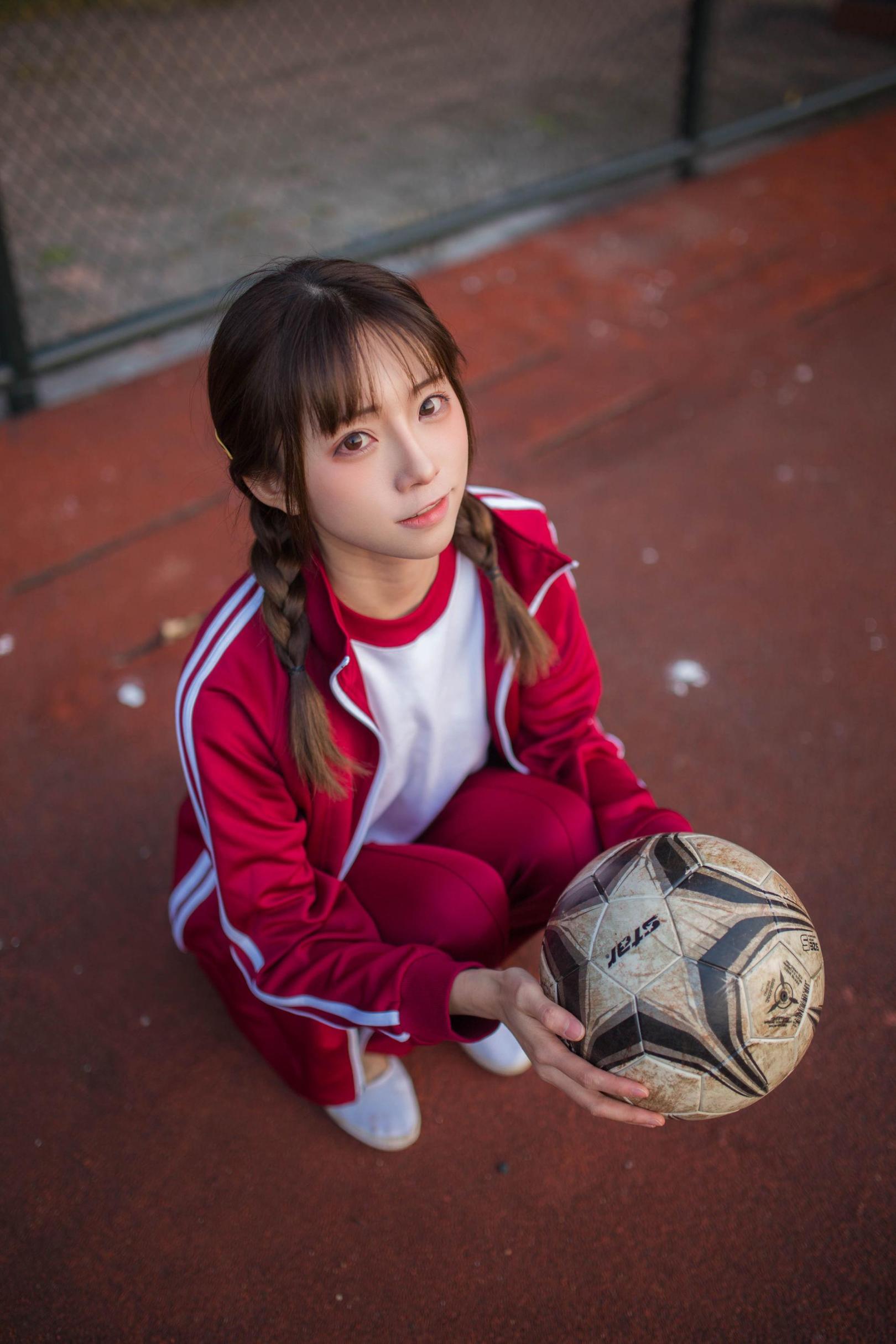 [网络美女] 绮太郎 红色运动服女孩高清手机美女壁纸11P