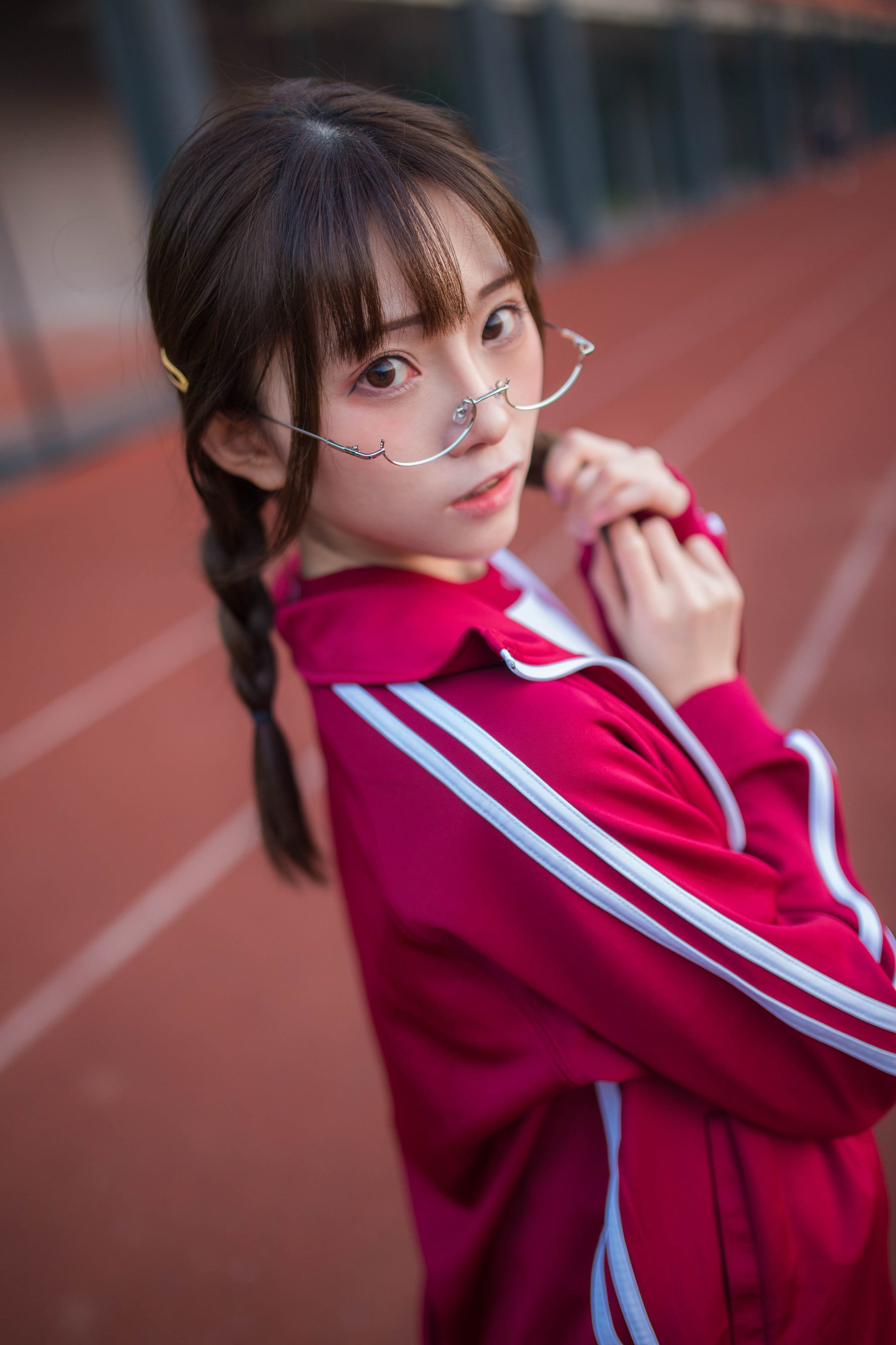 [网络美女] 绮太郎 红色运动服女孩高清手机美女壁纸12P