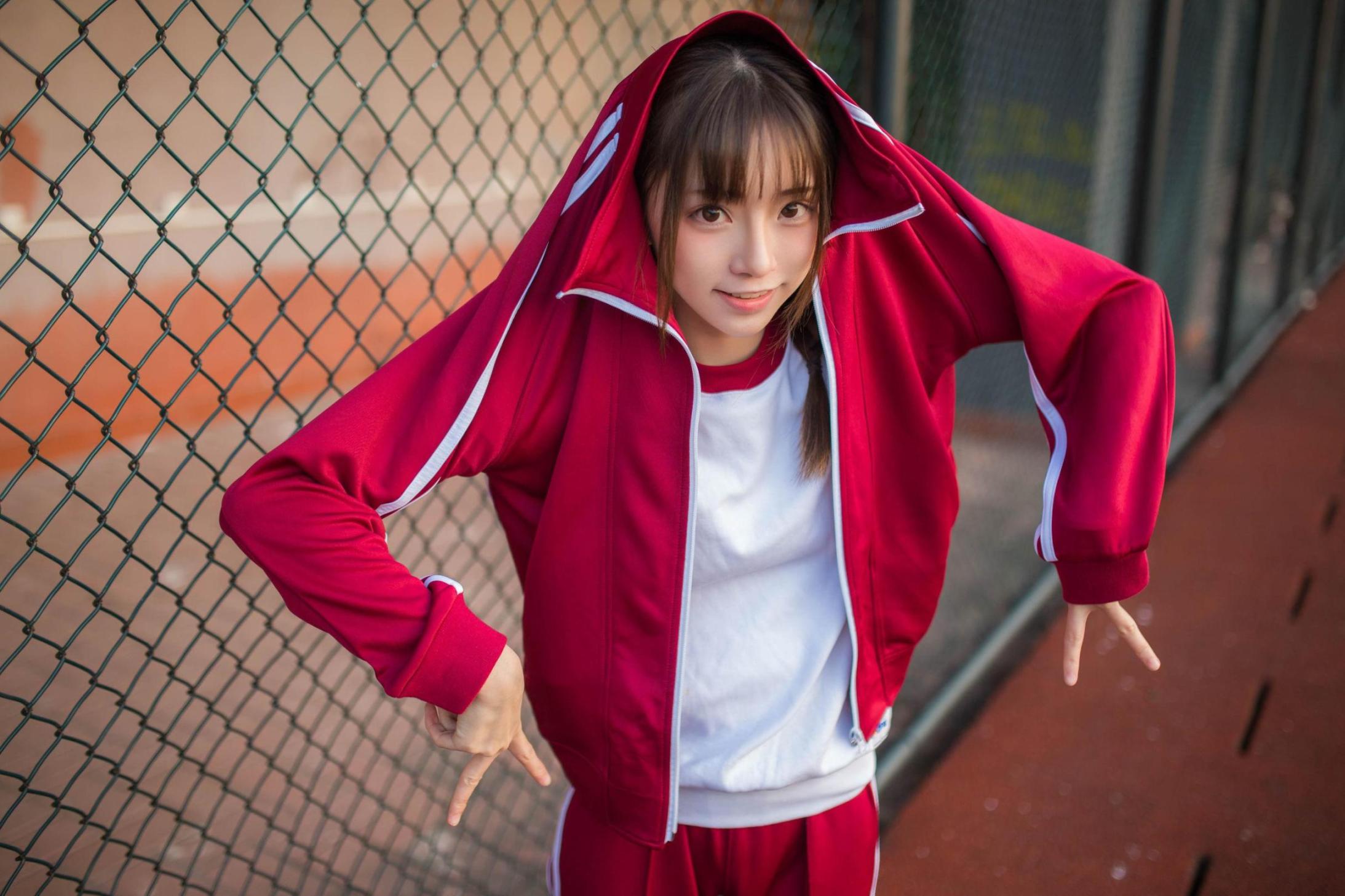 [网络美女] 绮太郎 红色运动服女孩高清手机美女壁纸6P