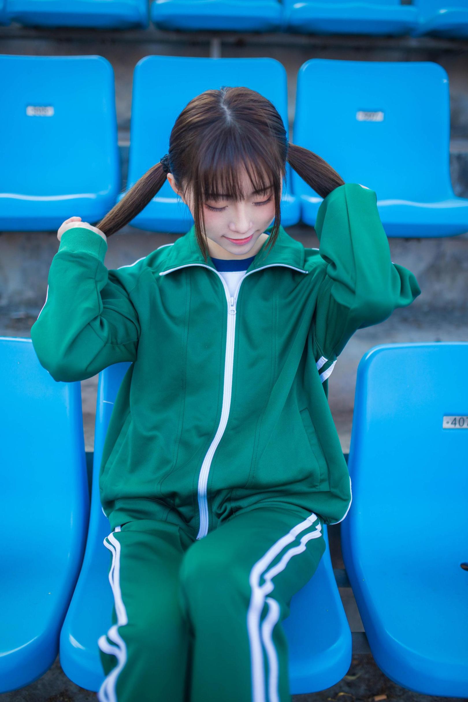 [网络美女] 绮太郎 绿色运动服女孩高清手机美女壁纸4P