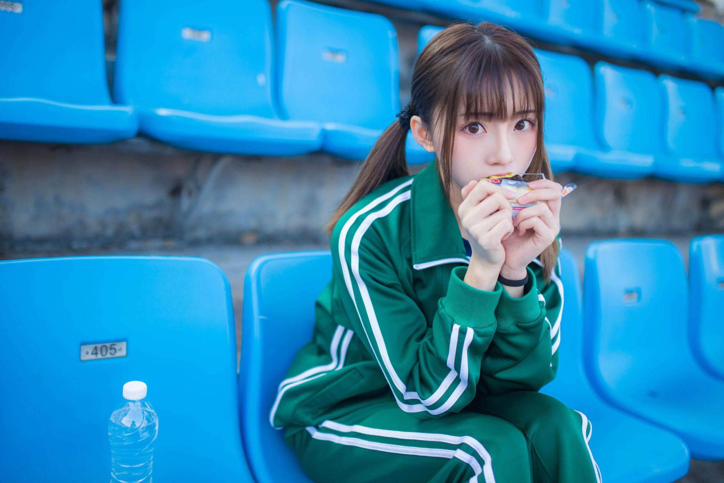 [网络美女] 绮太郎 绿色运动服女孩高清手机美女壁纸5P