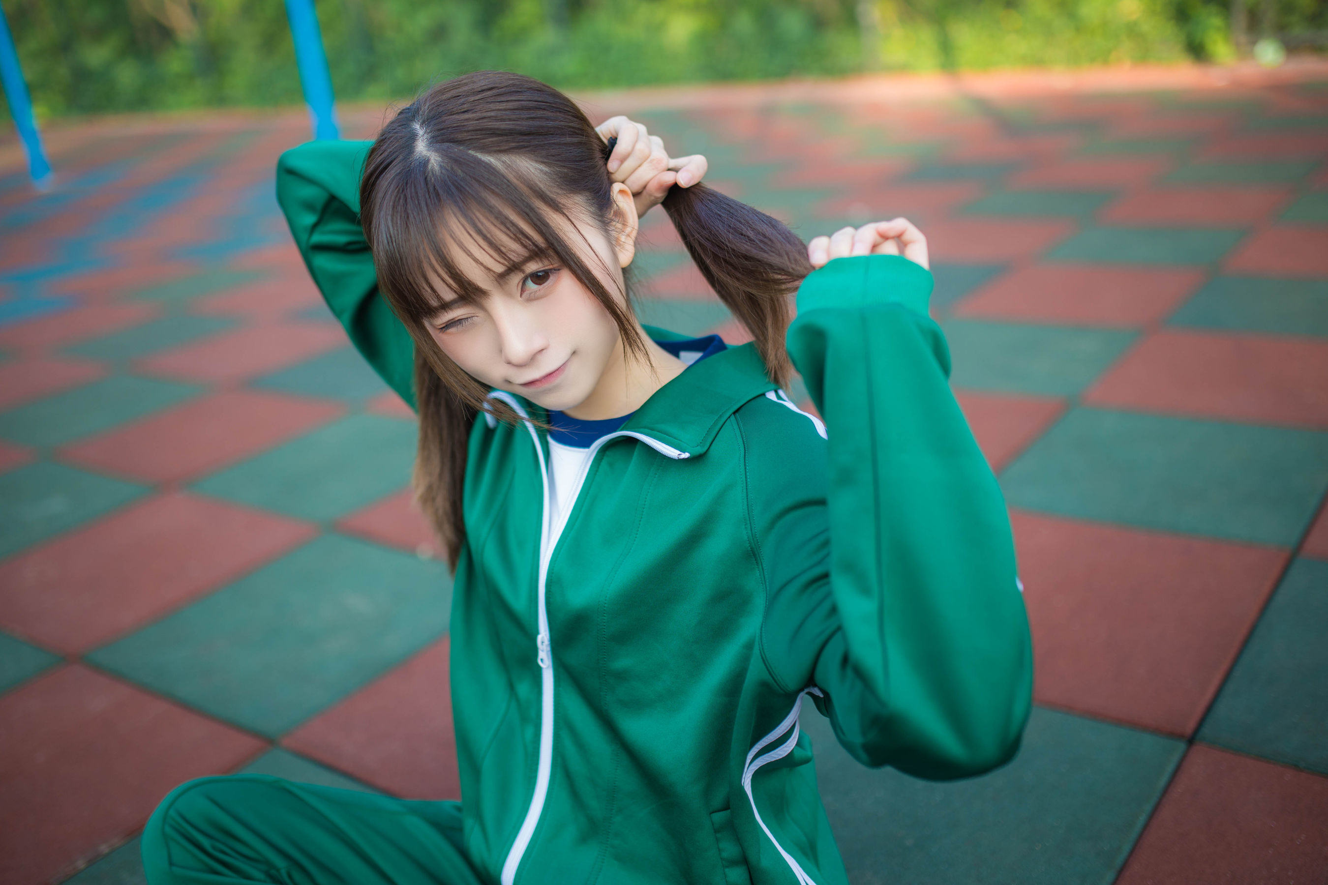 [网络美女] 绮太郎 绿色运动服女孩高清手机美女壁纸18P