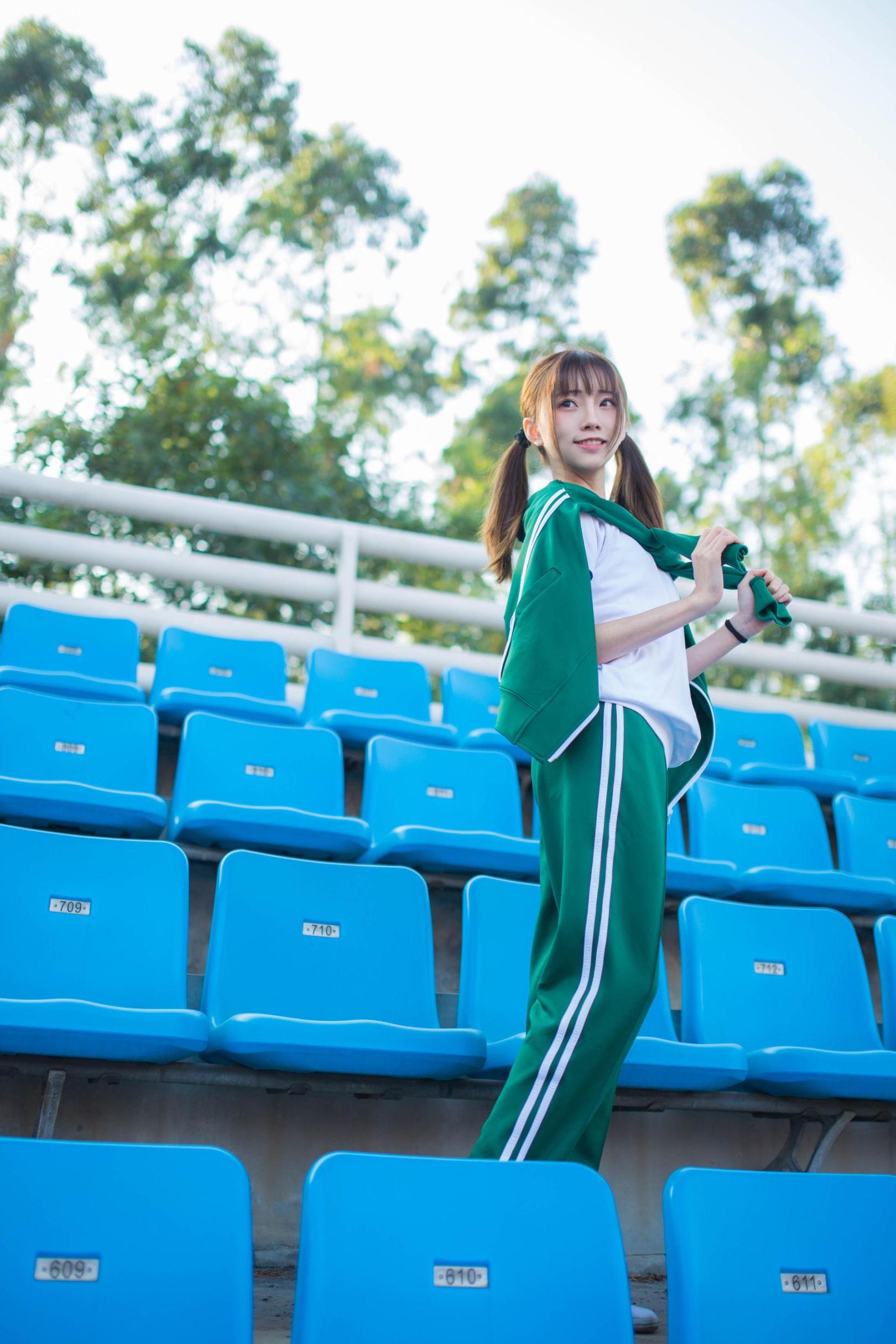 [网络美女] 绮太郎 绿色运动服女孩高清手机美女壁纸15P