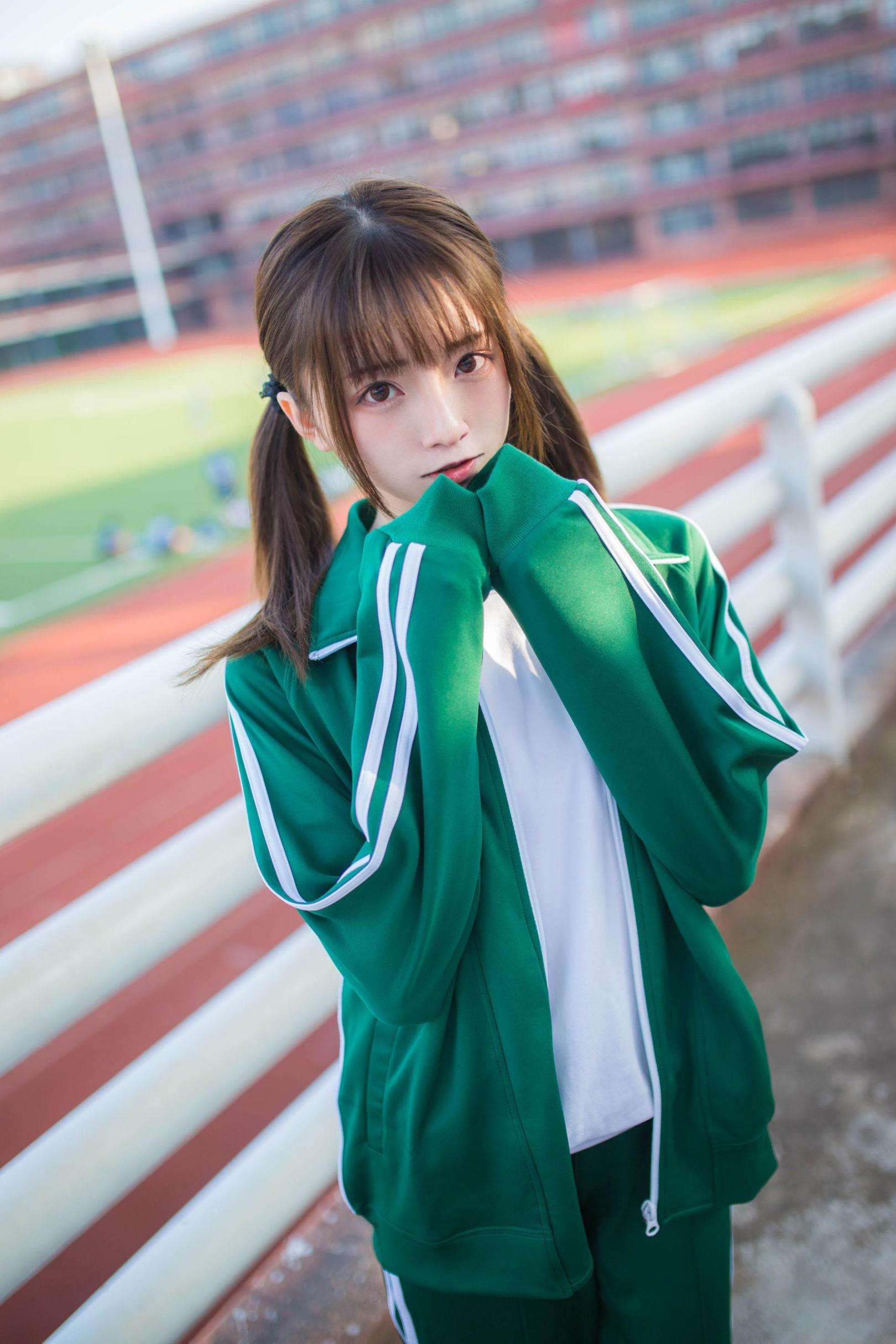 [网络美女] 绮太郎 绿色运动服女孩高清手机美女壁纸9P