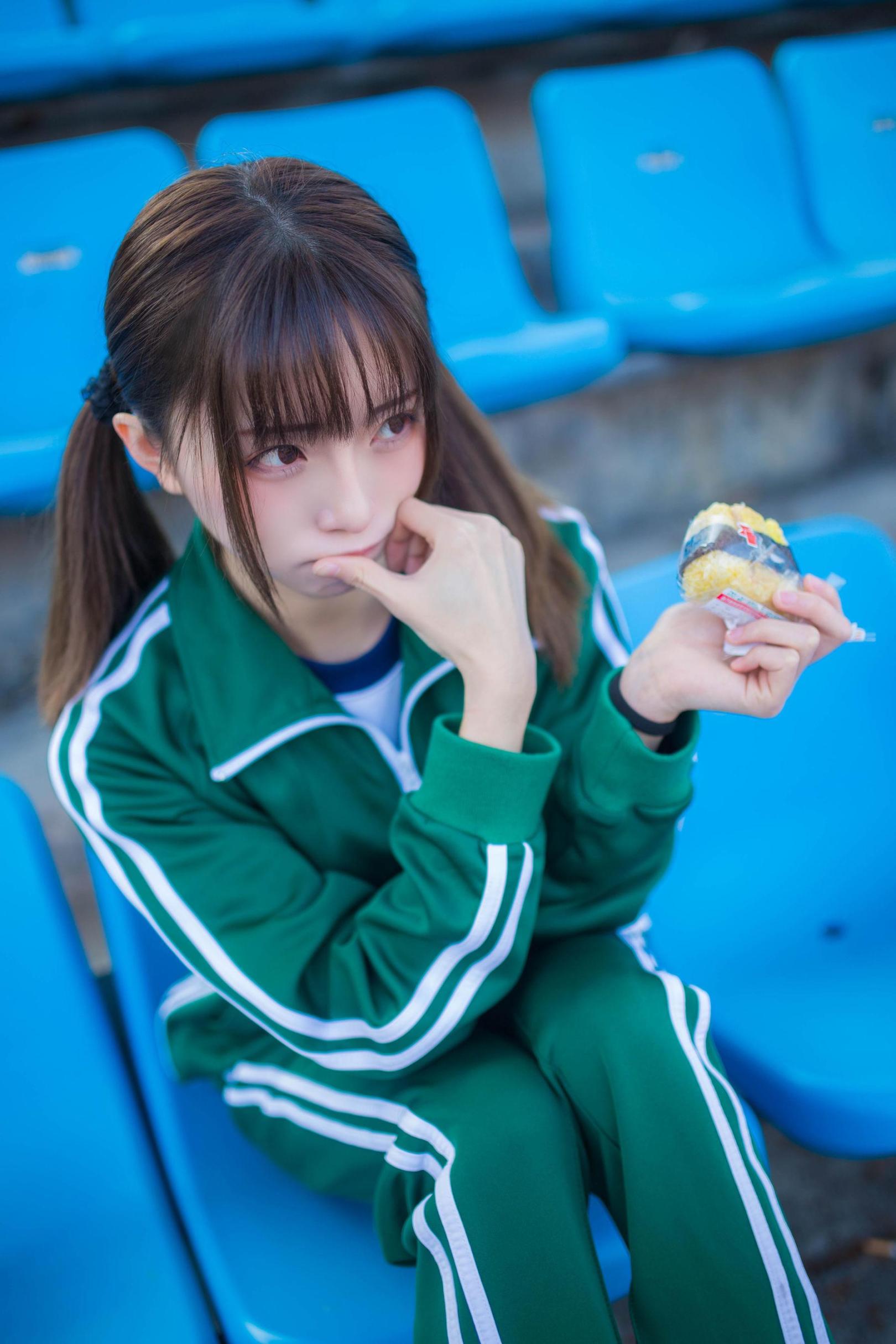 [网络美女] 绮太郎 绿色运动服女孩高清手机美女壁纸6P