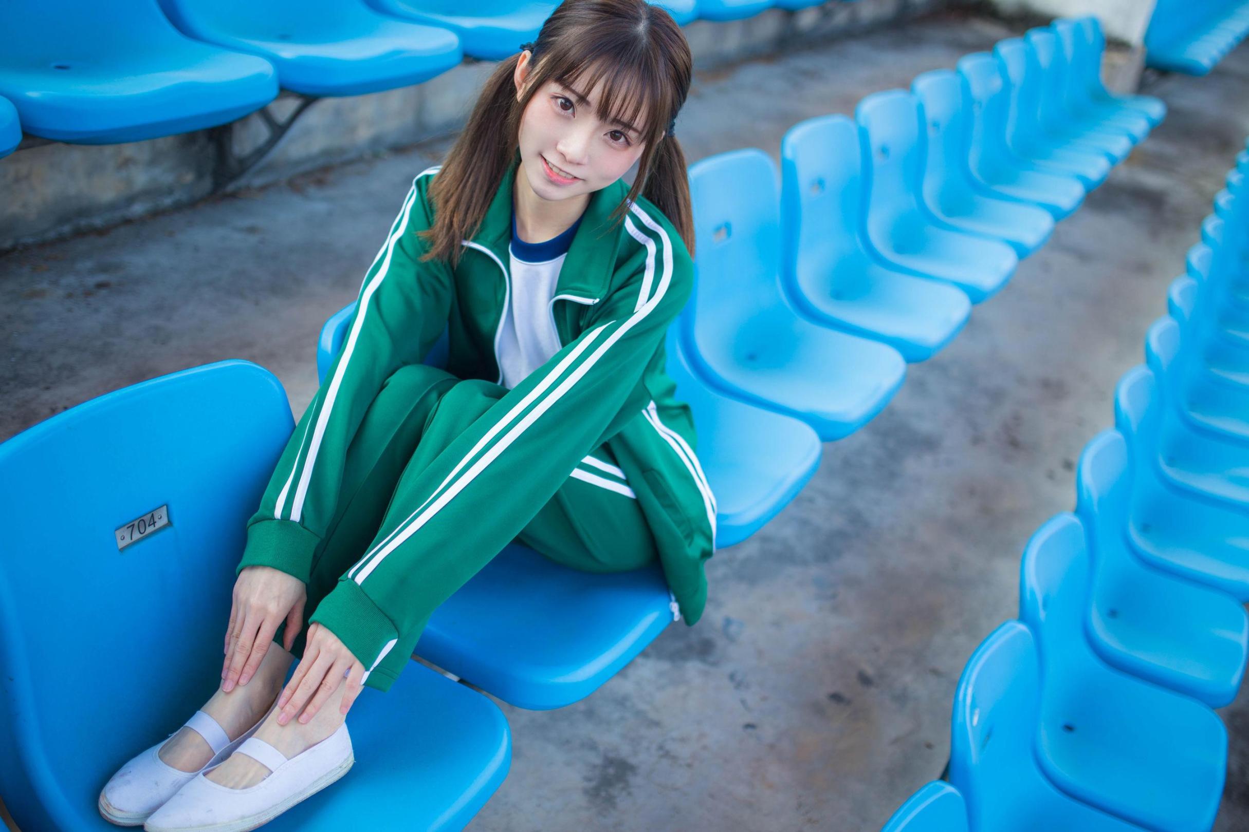 [网络美女] 绮太郎 绿色运动服女孩高清手机美女壁纸13P