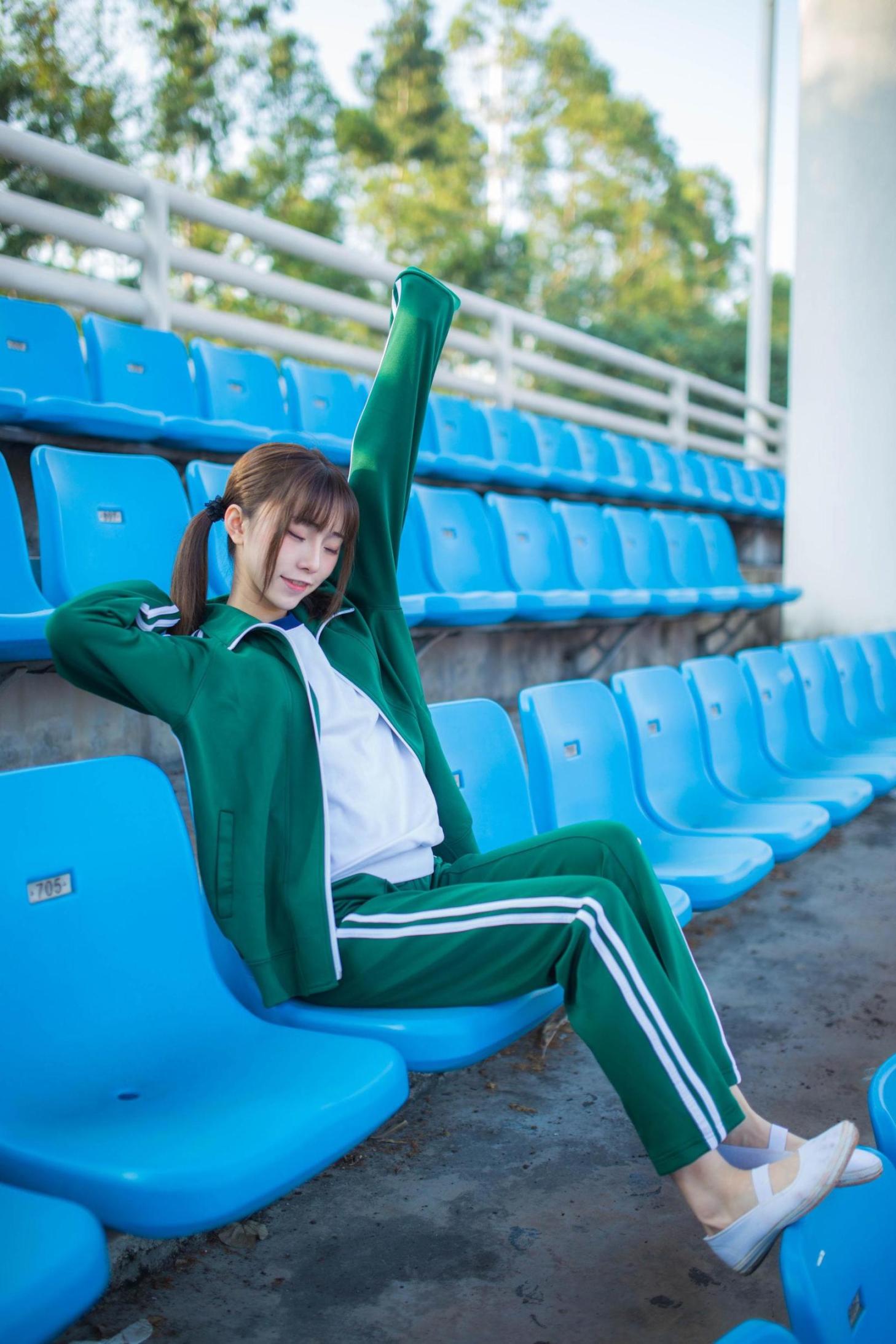 [网络美女] 绮太郎 绿色运动服女孩高清手机美女壁纸14P