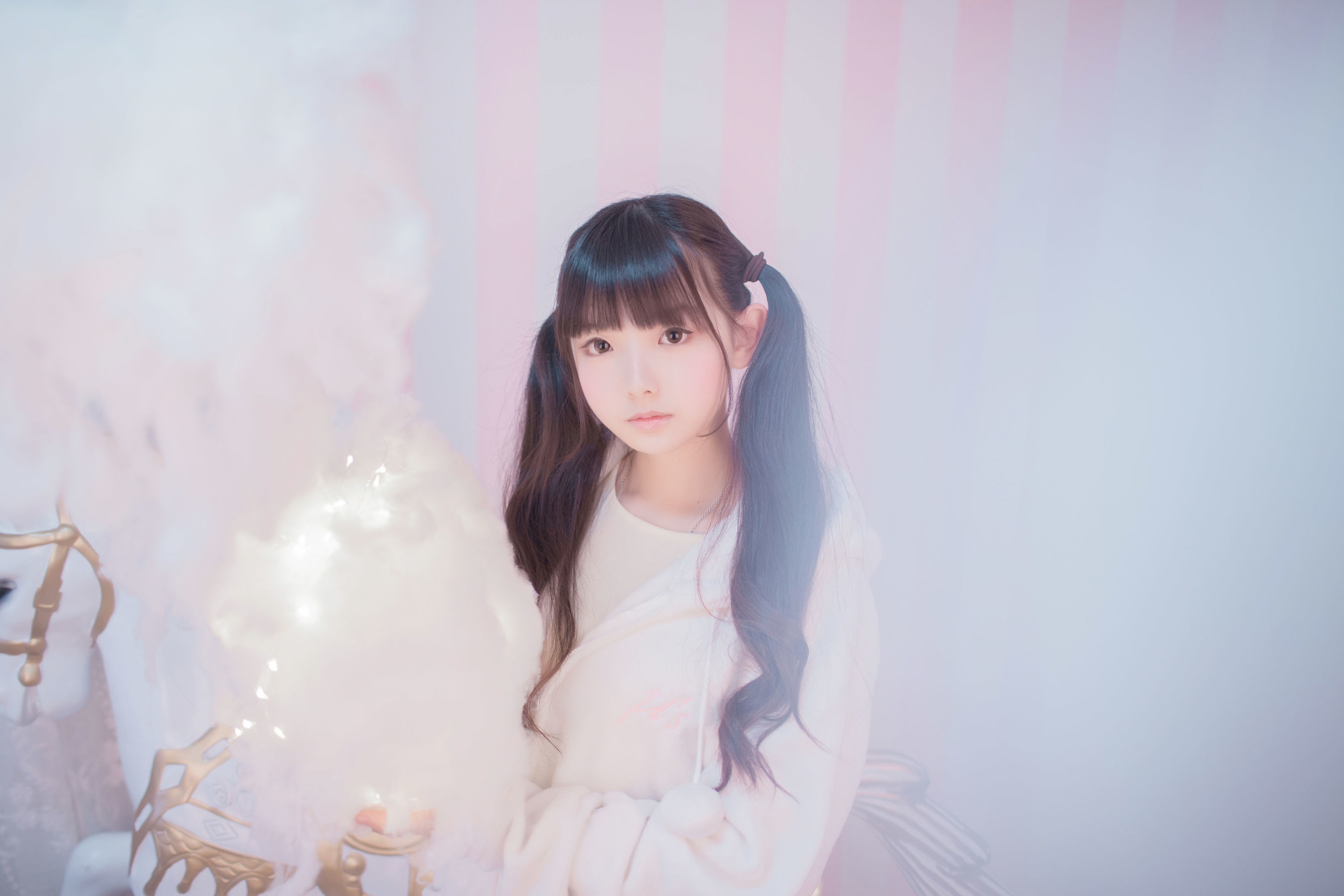 [网络美女] -樱群- 玻璃罩下的旋转木马高清手机美女壁纸2P