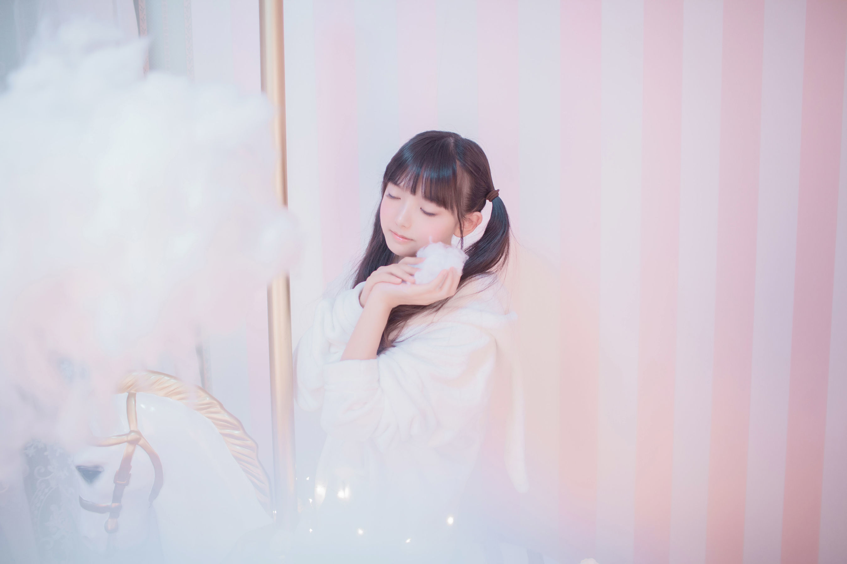 [网络美女] -樱群- 玻璃罩下的旋转木马高清手机美女壁纸7P