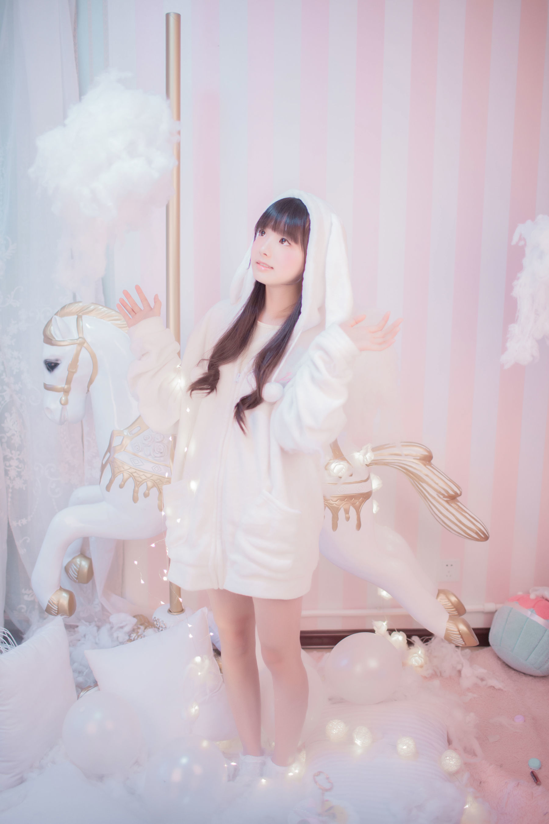 [网络美女] -樱群- 玻璃罩下的旋转木马高清手机美女壁纸17P