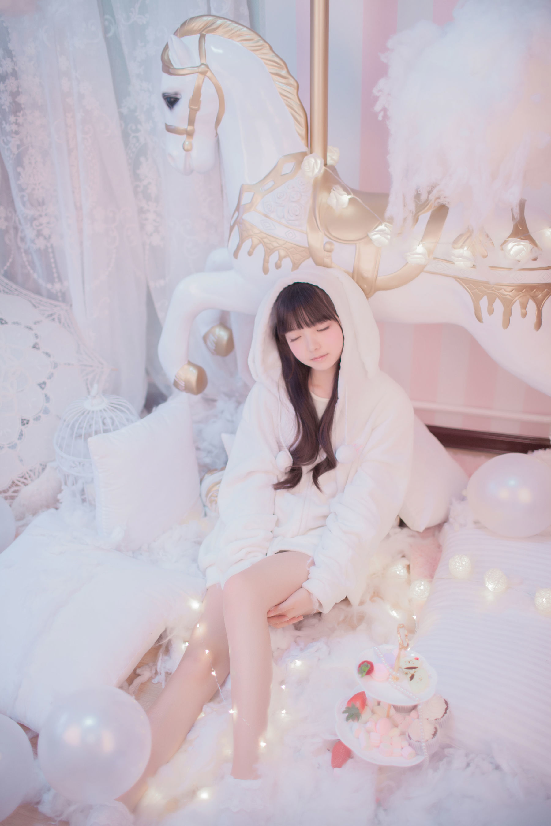 [网络美女] -樱群- 玻璃罩下的旋转木马高清手机美女壁纸12P