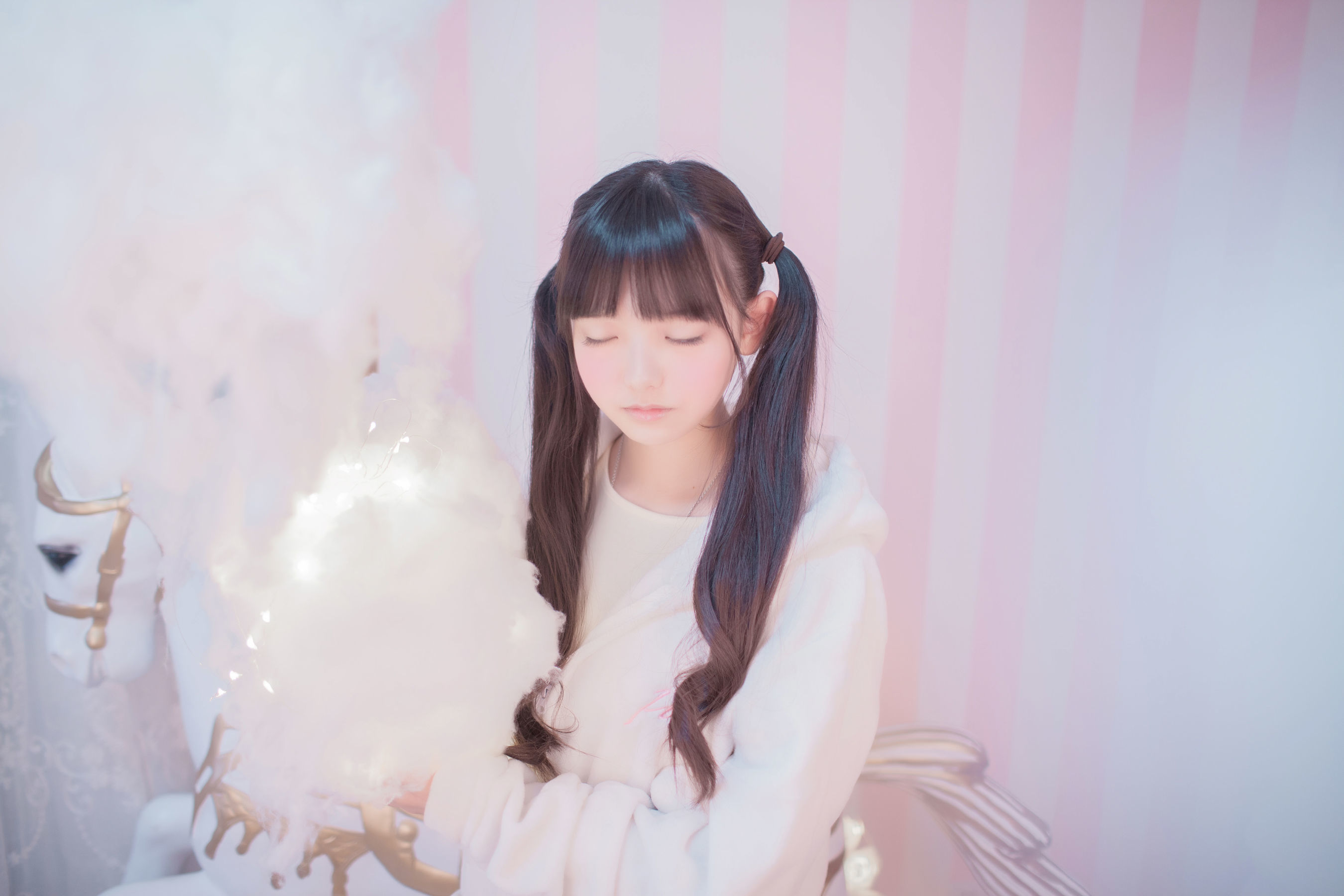 [网络美女] -樱群- 玻璃罩下的旋转木马高清手机美女壁纸3P