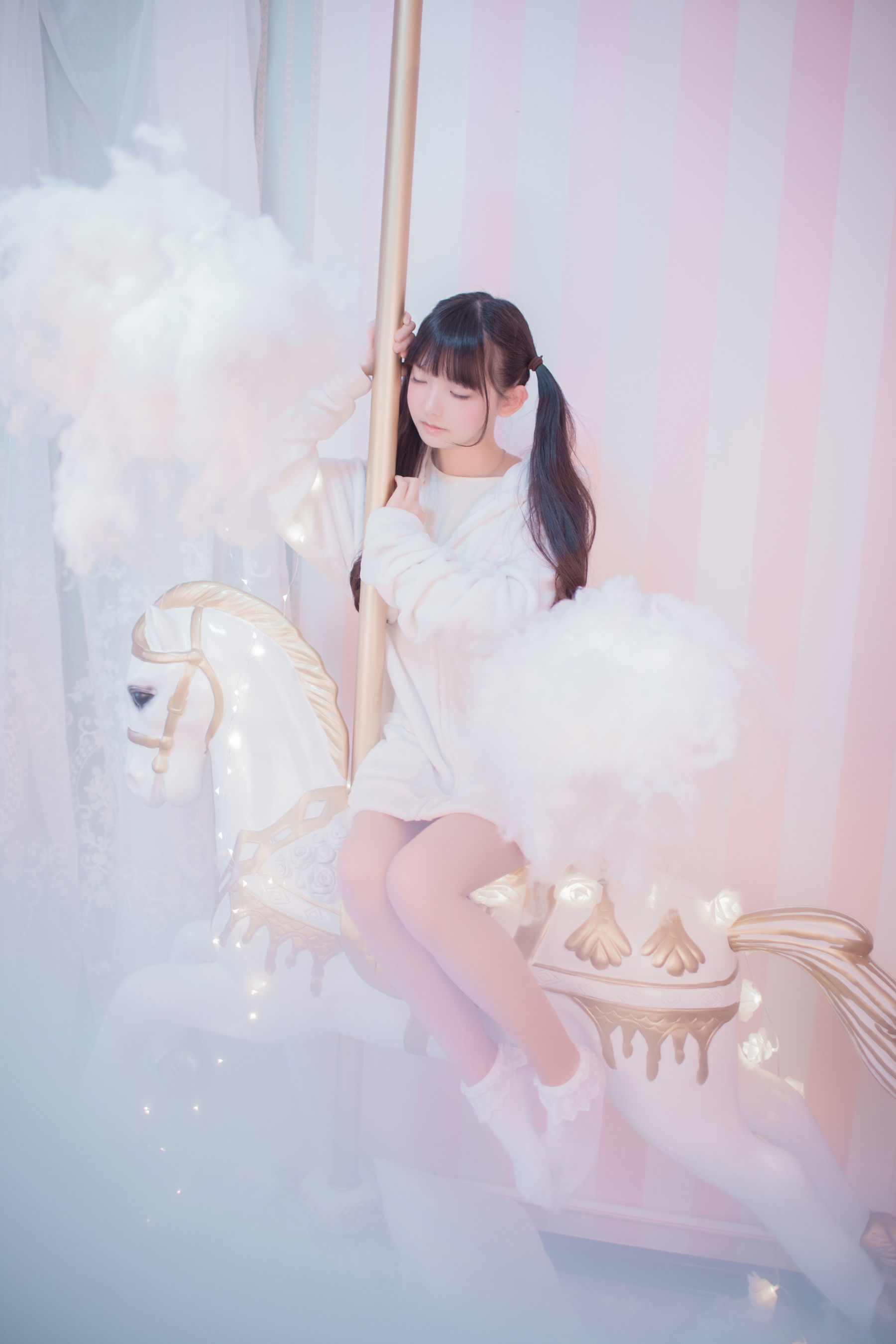 [网络美女] -樱群- 玻璃罩下的旋转木马高清手机美女壁纸5P