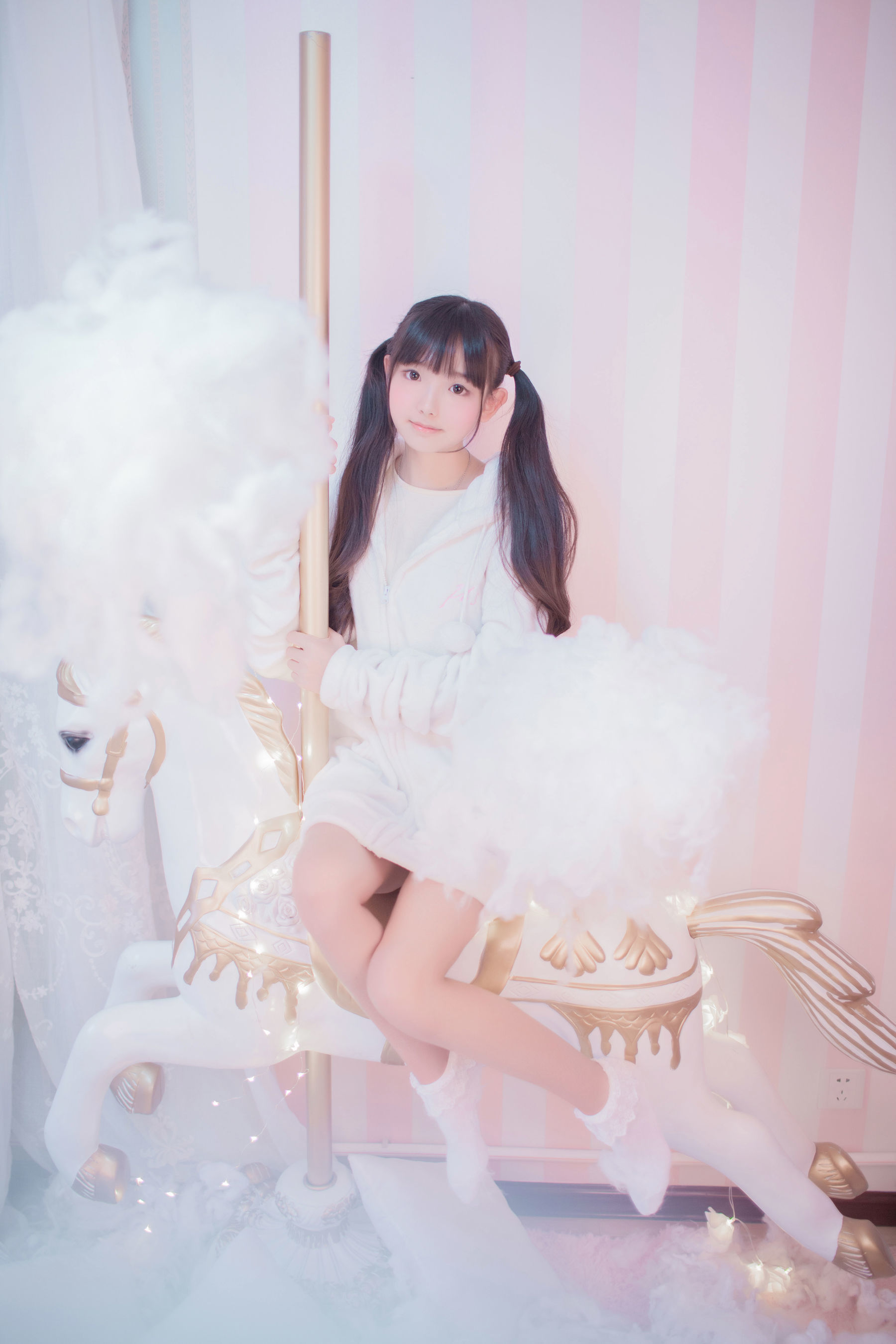 [网络美女] -樱群- 玻璃罩下的旋转木马高清手机美女壁纸4P