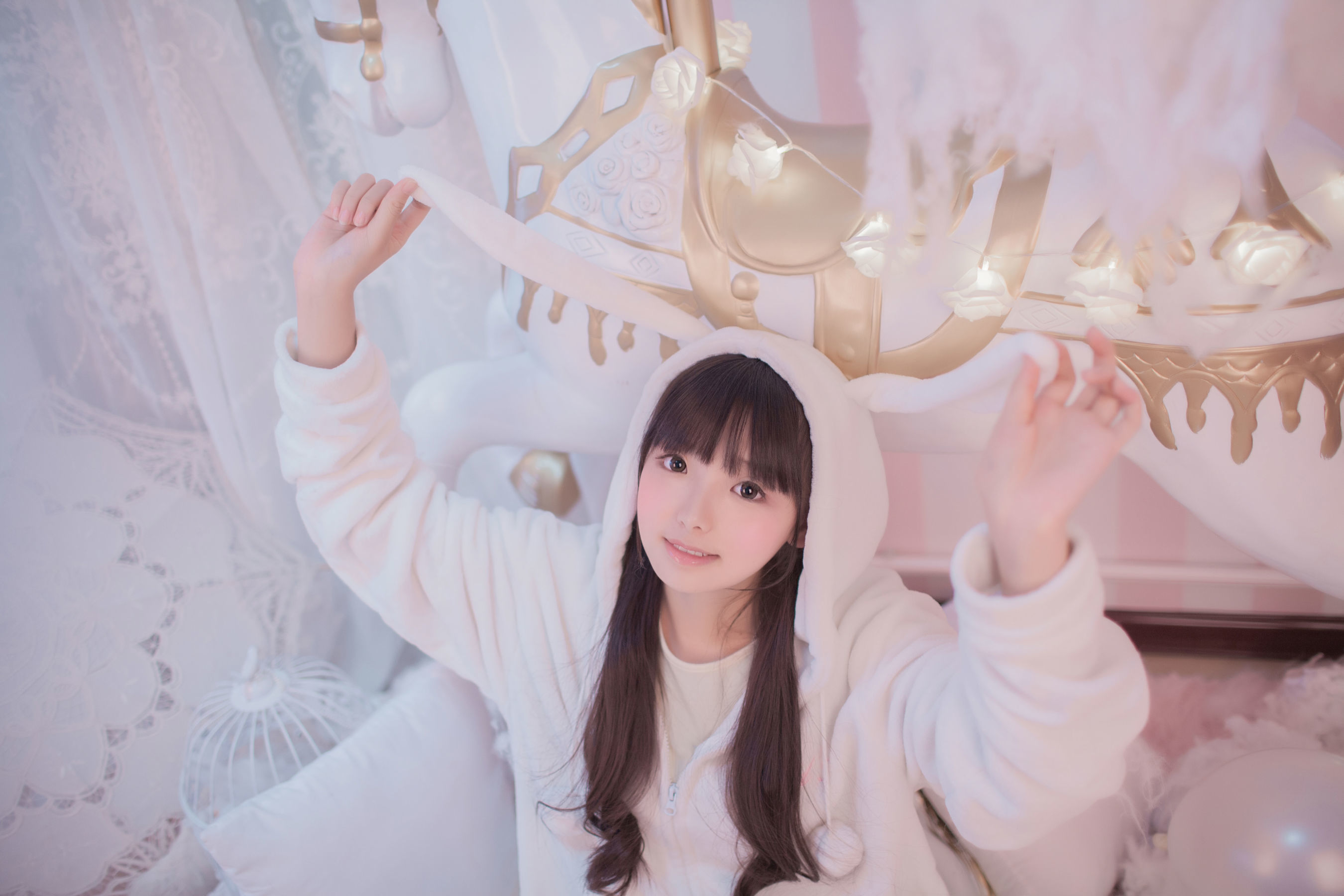 [网络美女] -樱群- 玻璃罩下的旋转木马高清手机美女壁纸16P