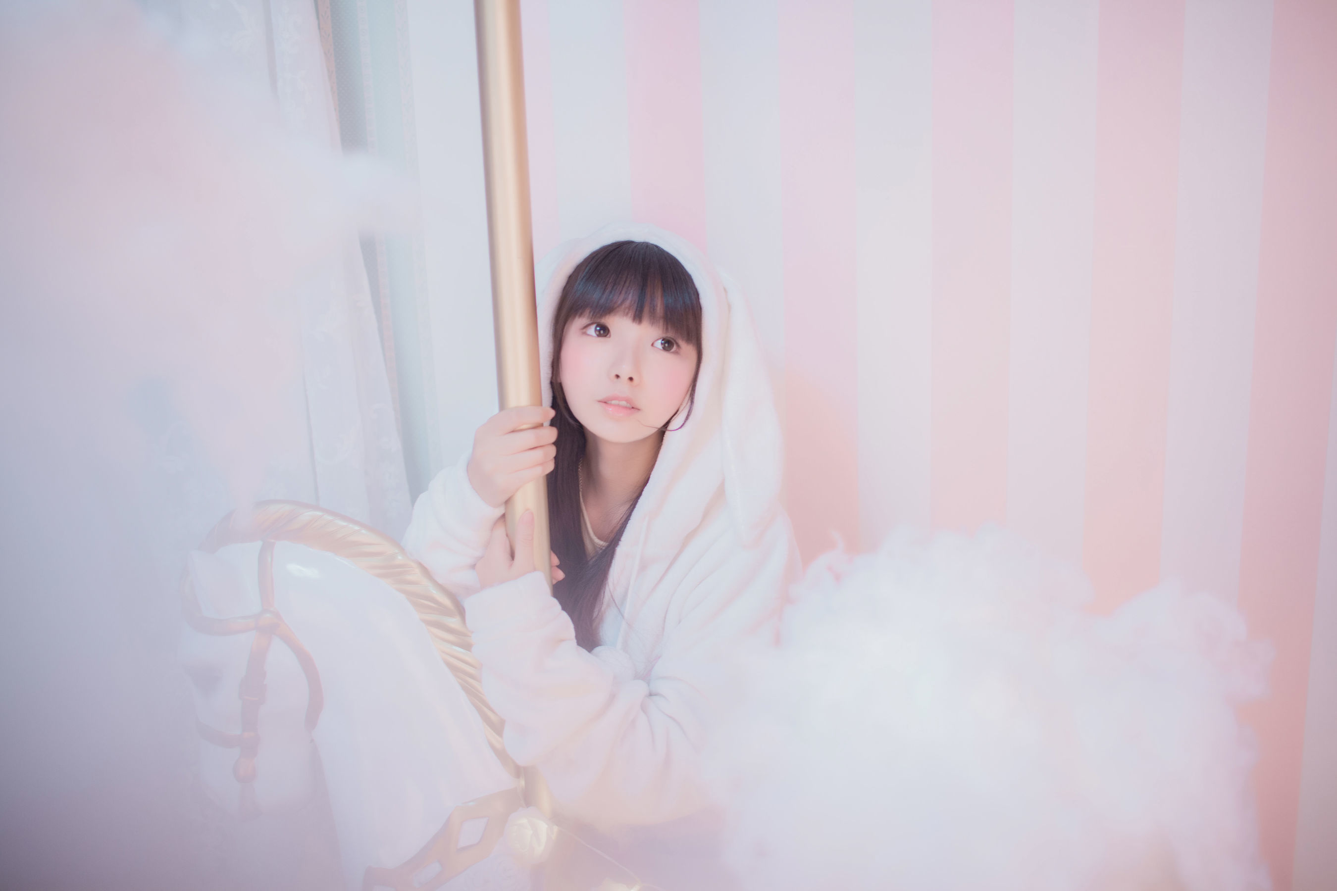 [网络美女] -樱群- 玻璃罩下的旋转木马高清手机美女壁纸18P