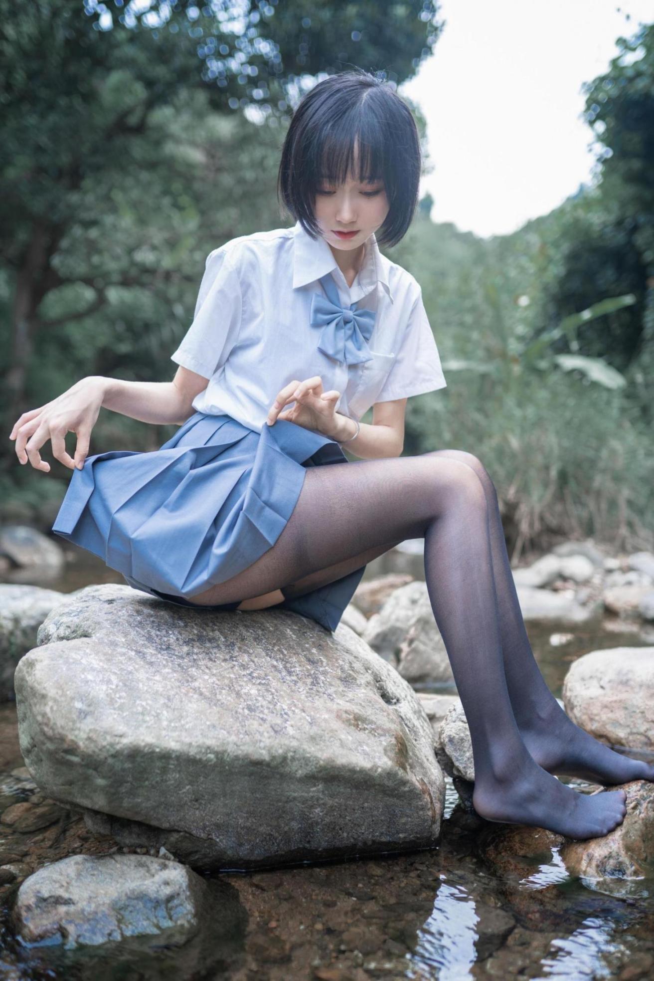 [网络美女] 木绵绵 水色溪边制服 高清写真套图