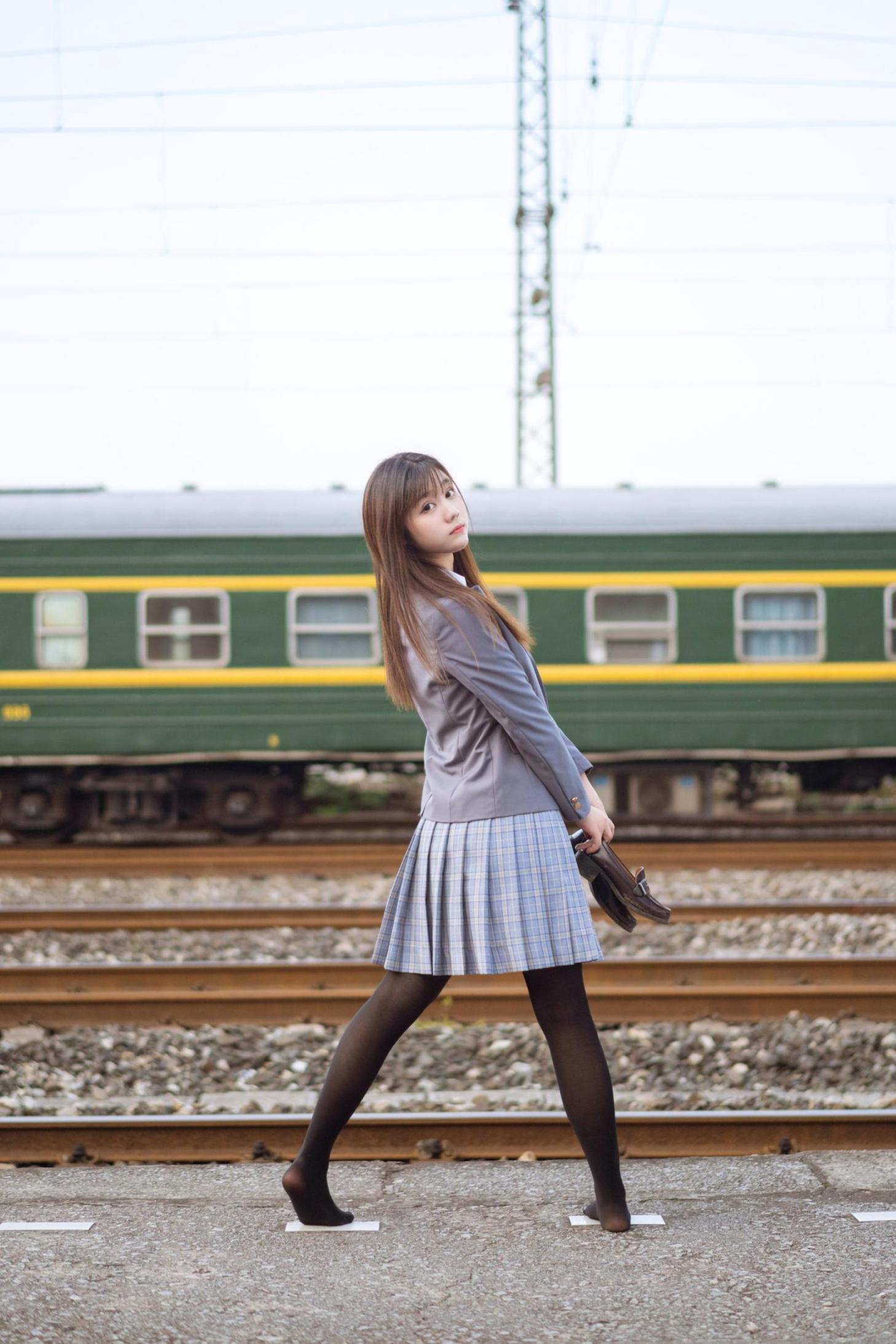 [网络美女] 镜酱 私奔之制服高清手机美女壁纸17P