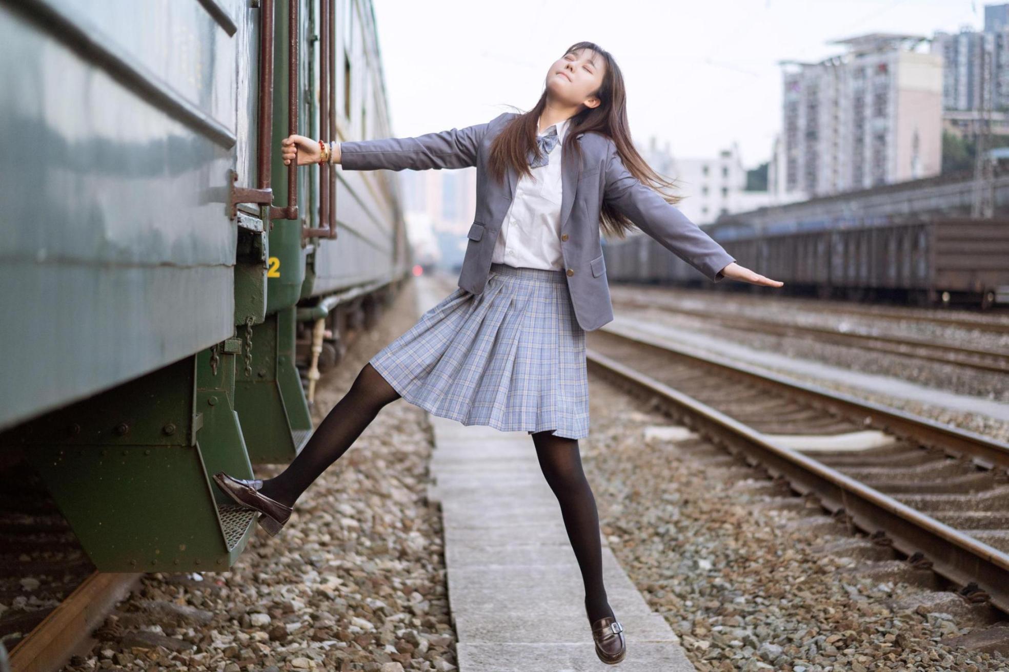 [网络美女] 镜酱 私奔之制服高清手机美女壁纸12P