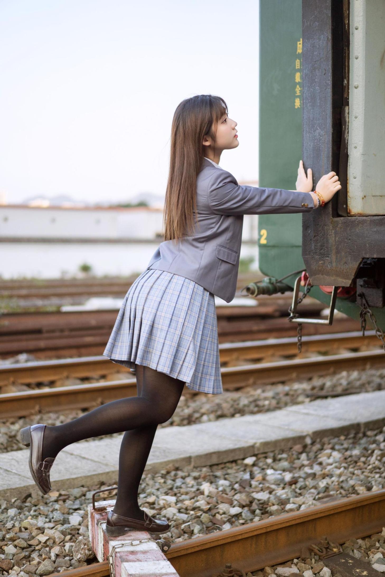 [网络美女] 镜酱 私奔之制服高清手机美女壁纸8P