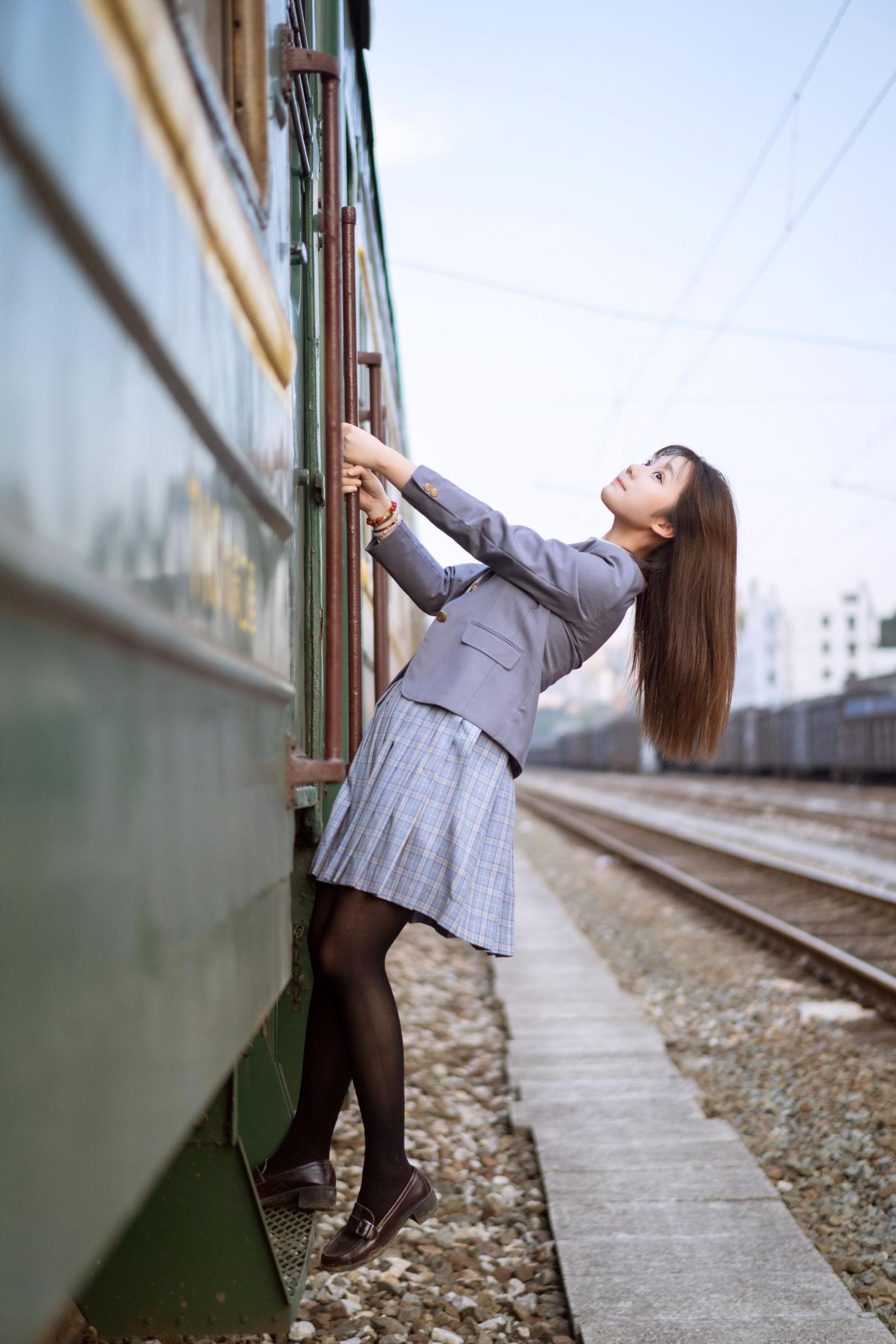 [网络美女] 镜酱 私奔之制服高清手机美女壁纸10P