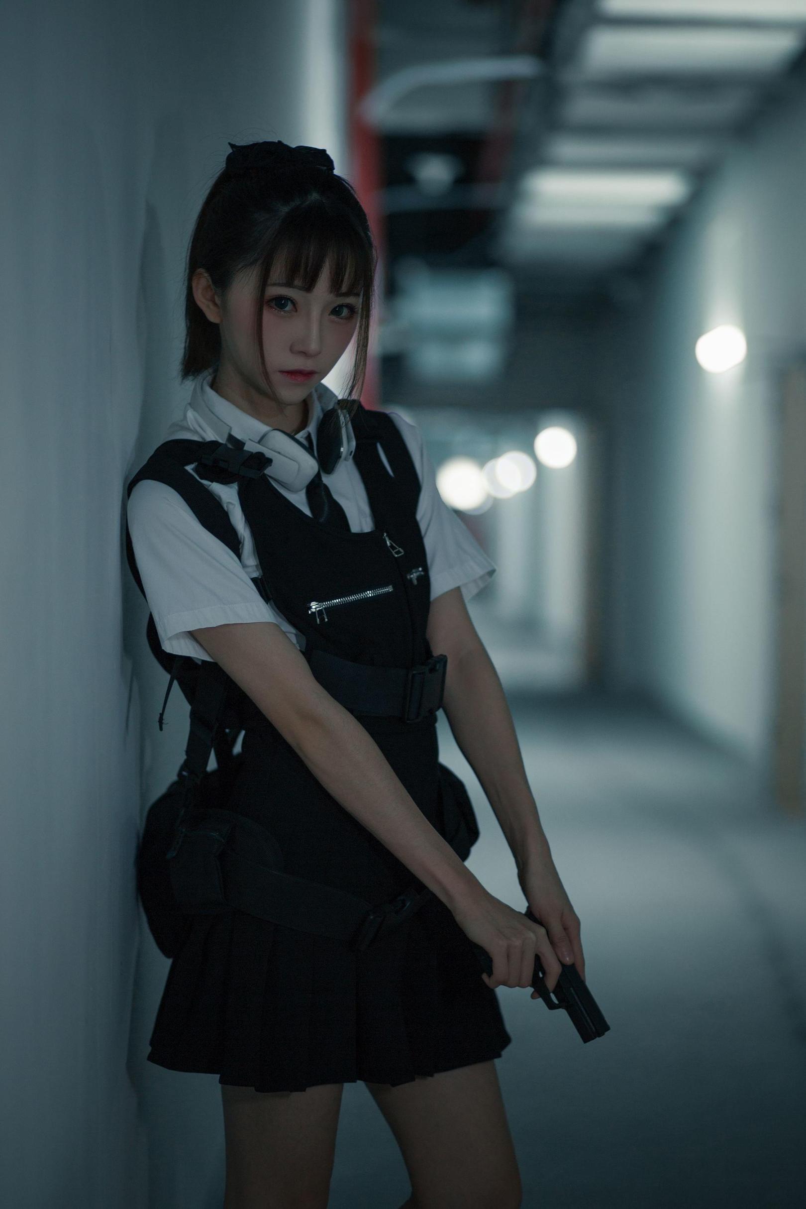 [网络美女] 绮太郎 束手就擒，美丽女警高清手机美女壁纸11P