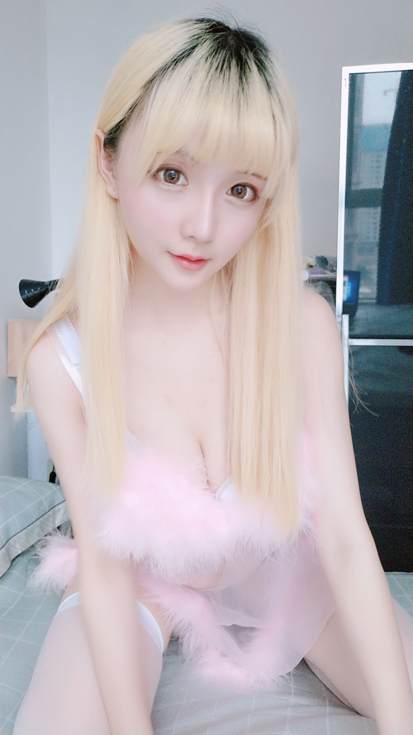 [网络美女] 星之迟迟 粉红睡衣 高清手机美女壁纸