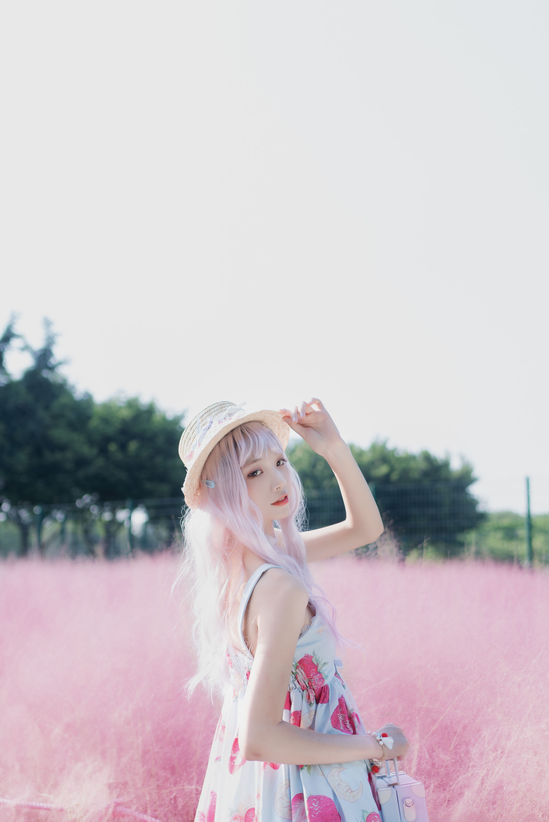 [网络美女] 清纯妹子西瓜 粉草高清手机美女壁纸3P