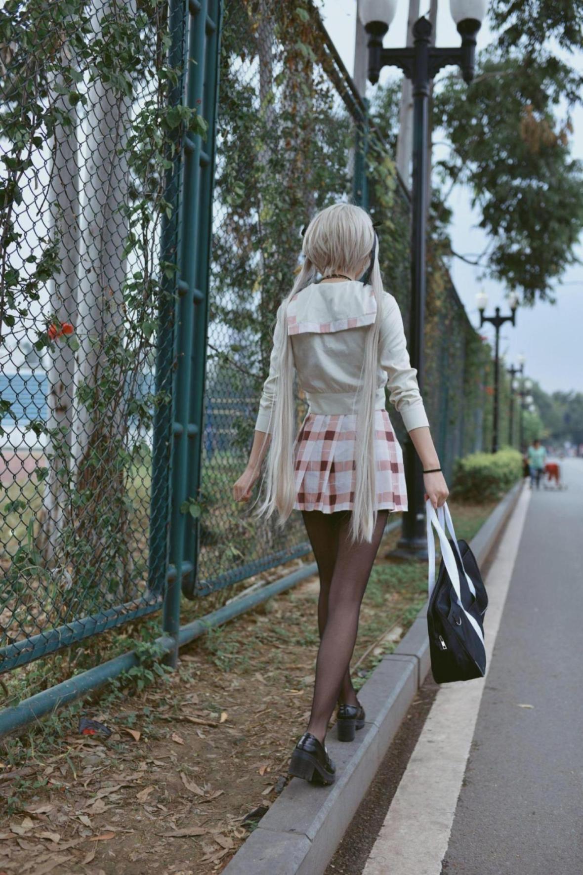 [网络美女] 五更百鬼 校服穹高清手机美女壁纸1P