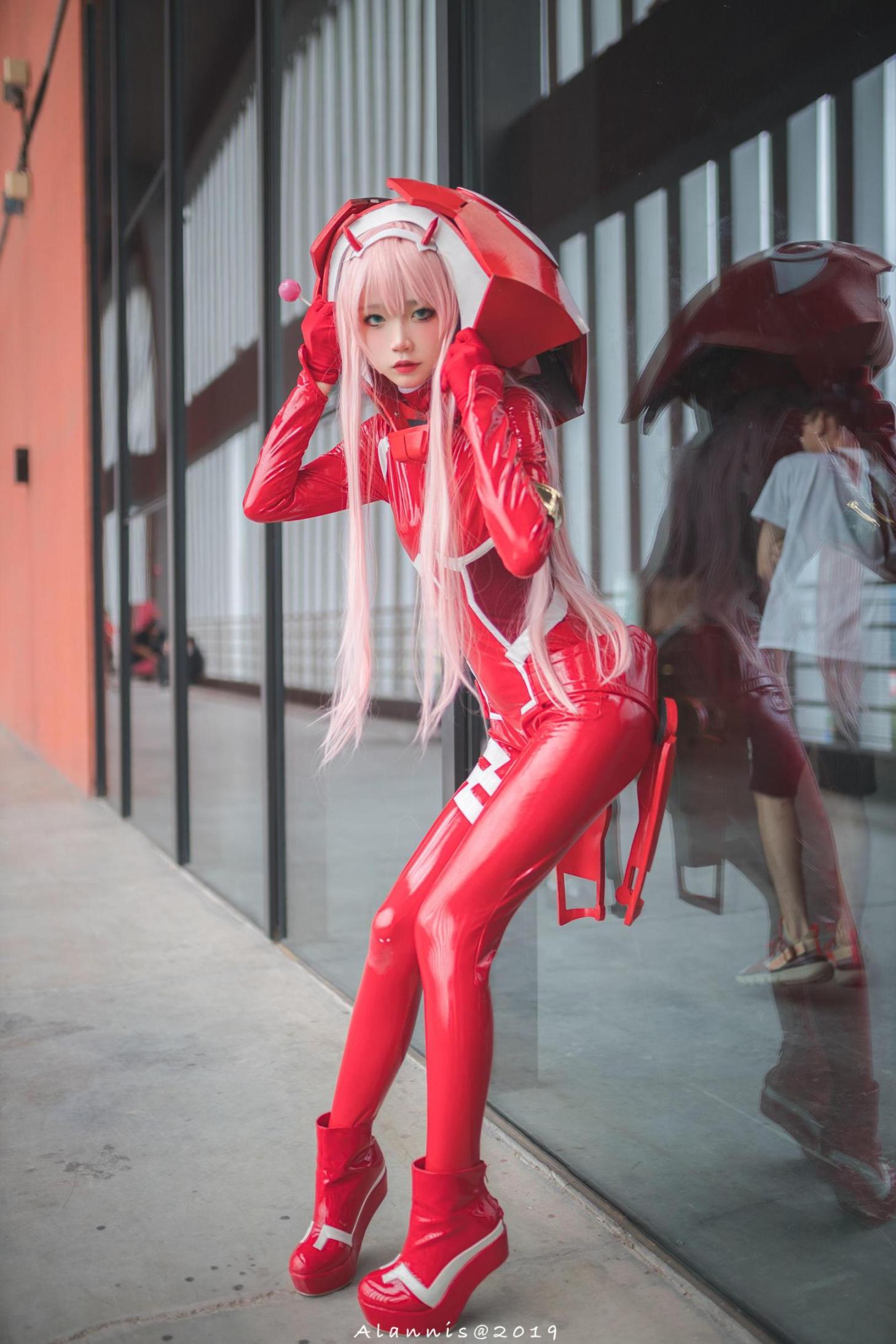 [网络美女] 五更百鬼 胶衣高清手机美女壁纸6P