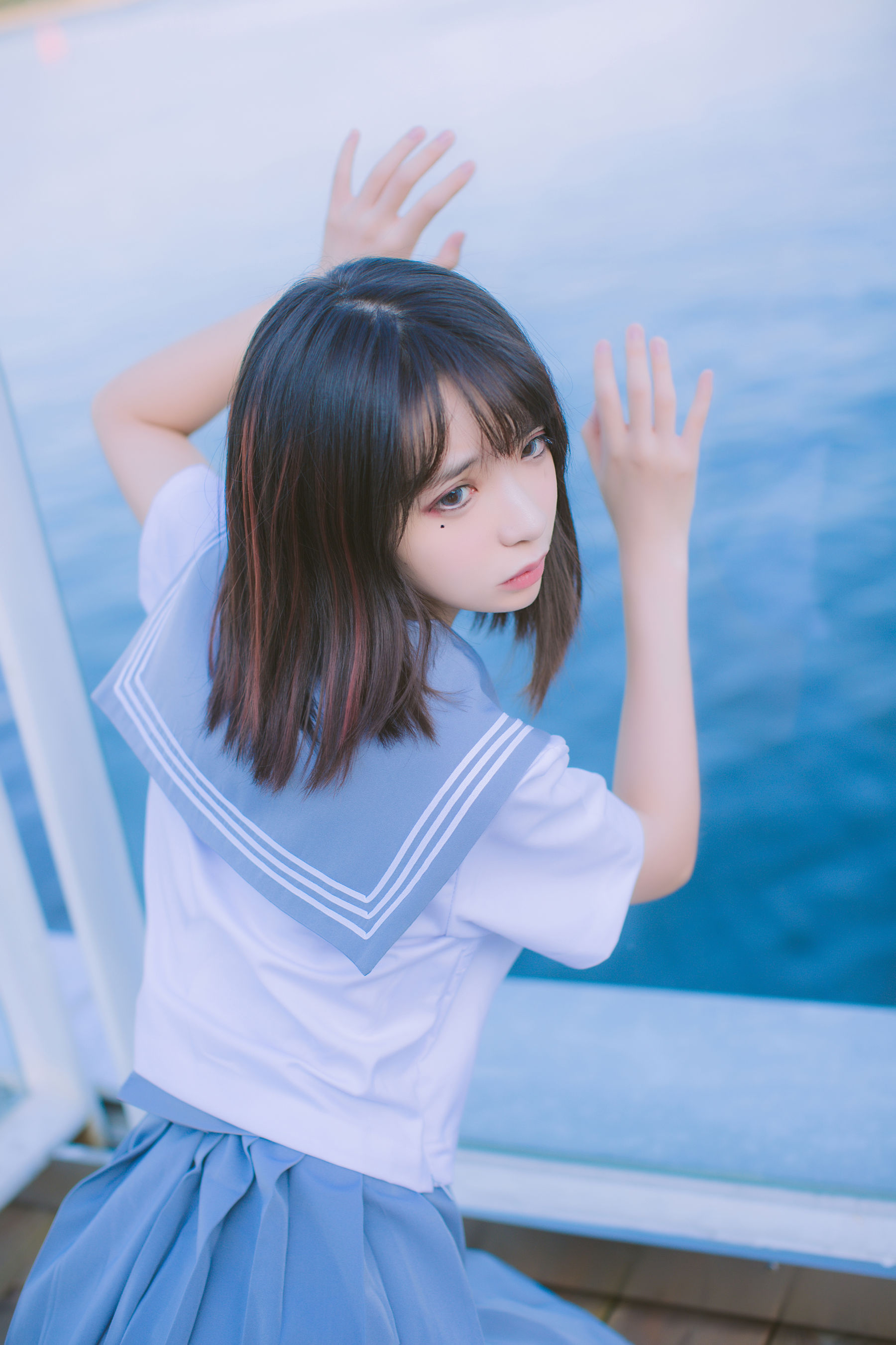 [网络美女] 疯猫ss 海边蓝白水手服高清手机美女壁纸5P