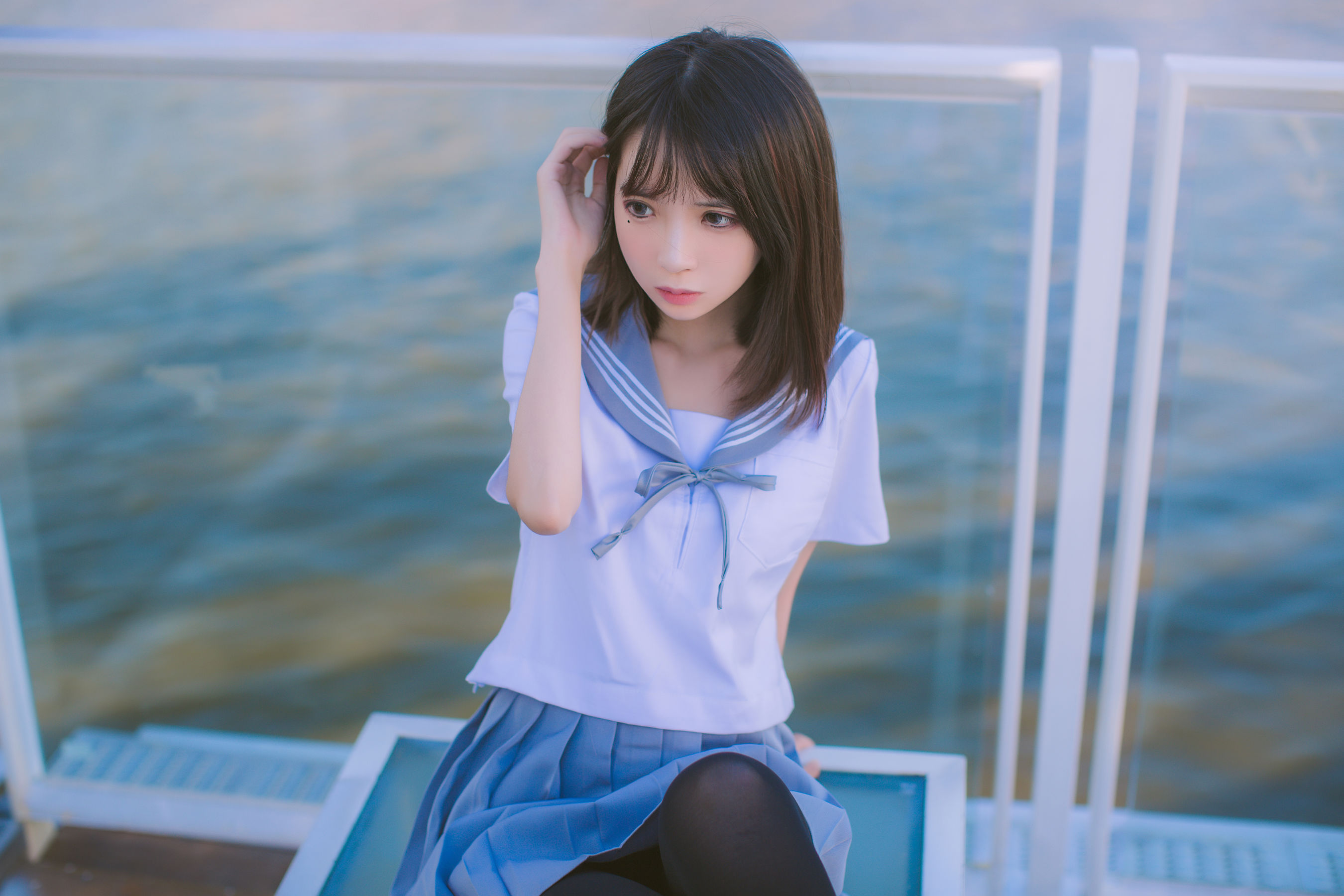 [网络美女] 疯猫ss 海边蓝白水手服高清手机美女壁纸10P