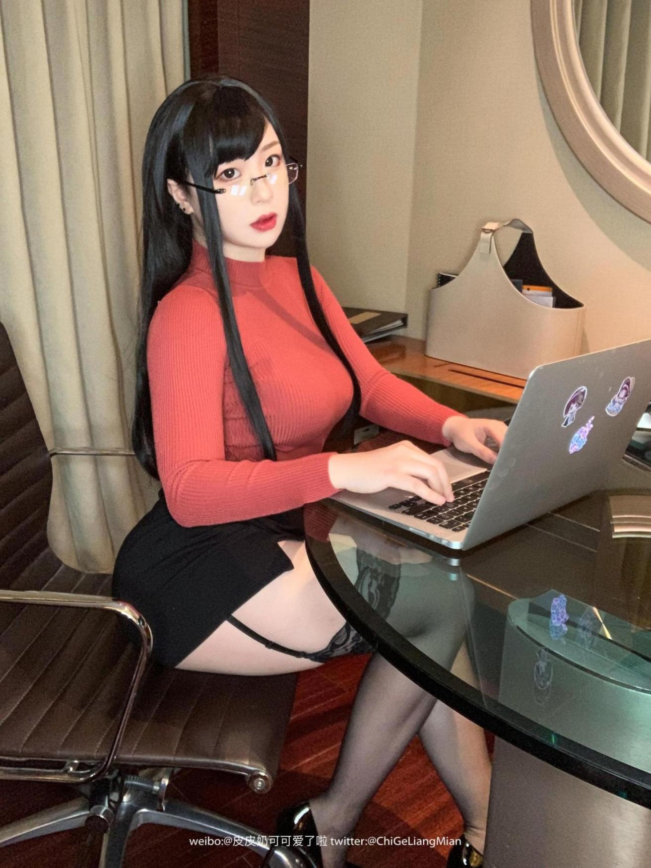 [网络美女] 皮皮奶可可爱了啦 红色OL 高清手机美女壁纸