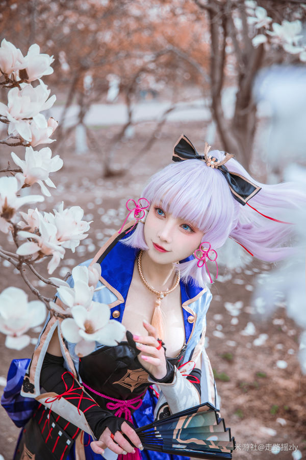 [米游社] 走路摇zly 神里绫华cos-走路摇高清手机美女壁纸5P