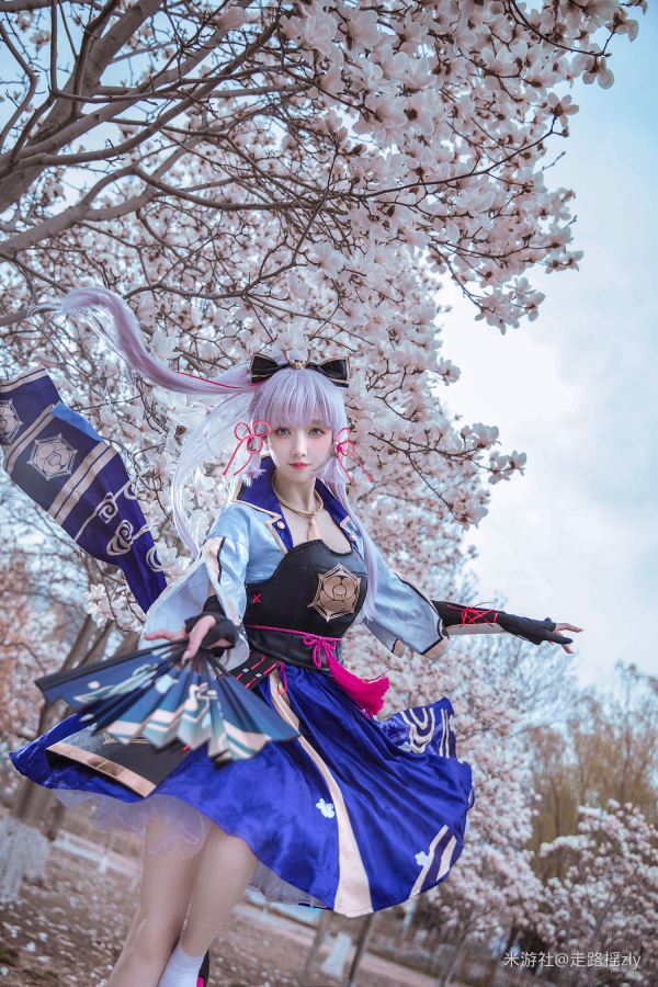 [米游社] 走路摇zly 神里绫华cos-走路摇高清手机美女壁纸2P