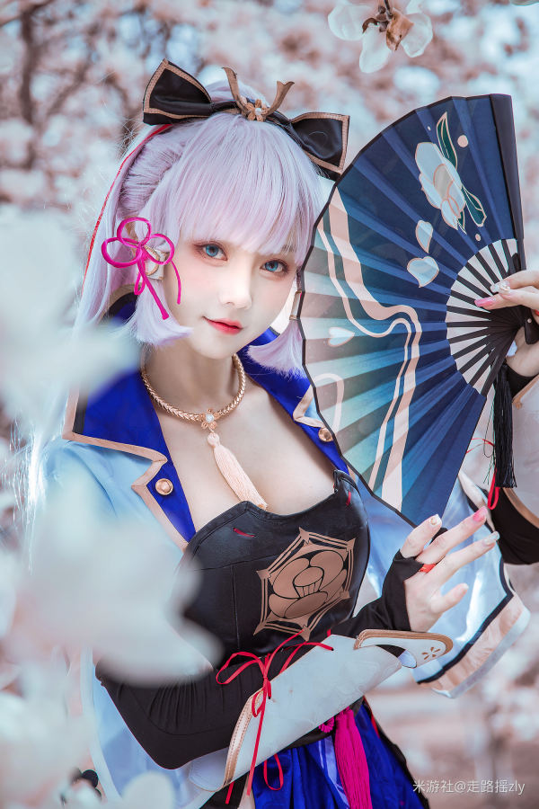 [米游社] 走路摇zly 神里绫华cos-走路摇高清手机美女壁纸1P
