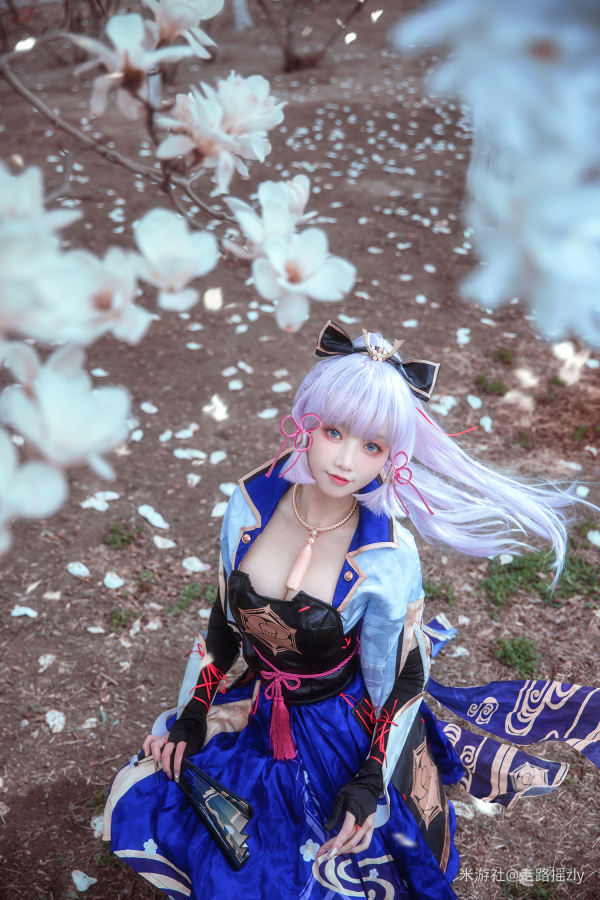 [米游社] 走路摇zly 神里绫华cos-走路摇高清手机美女壁纸4P