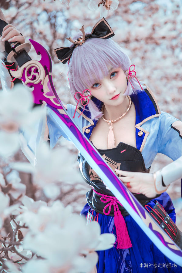 [米游社] 走路摇zly 神里绫华cos-走路摇高清手机美女壁纸9P