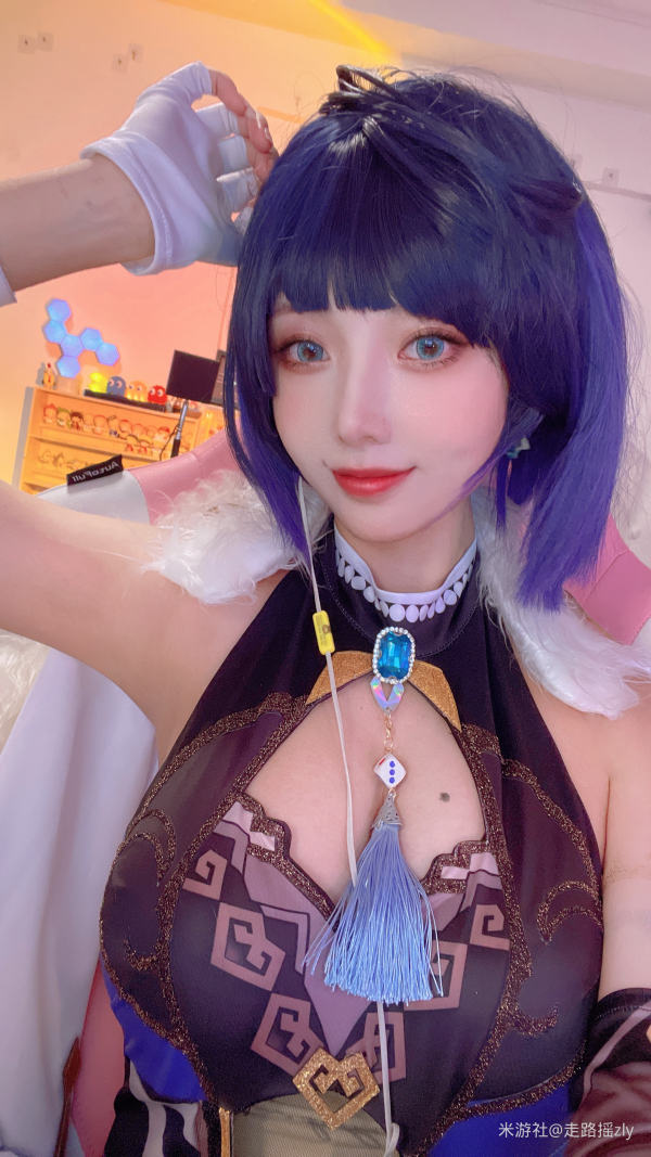 [米游社] 走路摇zly 夜兰cos-走路摇高清手机美女壁纸2P