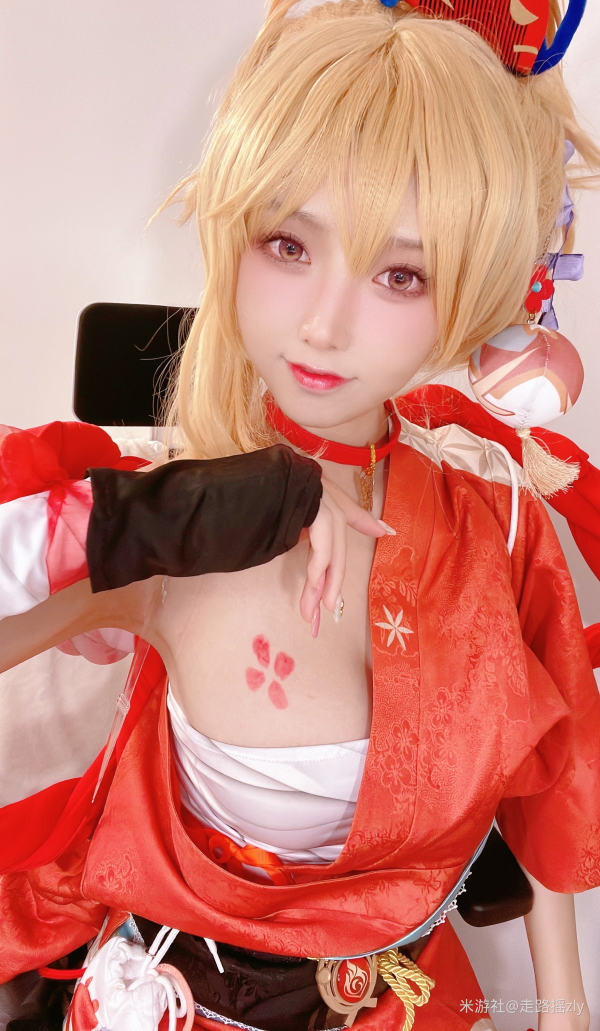 [米游社] 走路摇zly 宵宫cos-走路摇高清手机美女壁纸4P